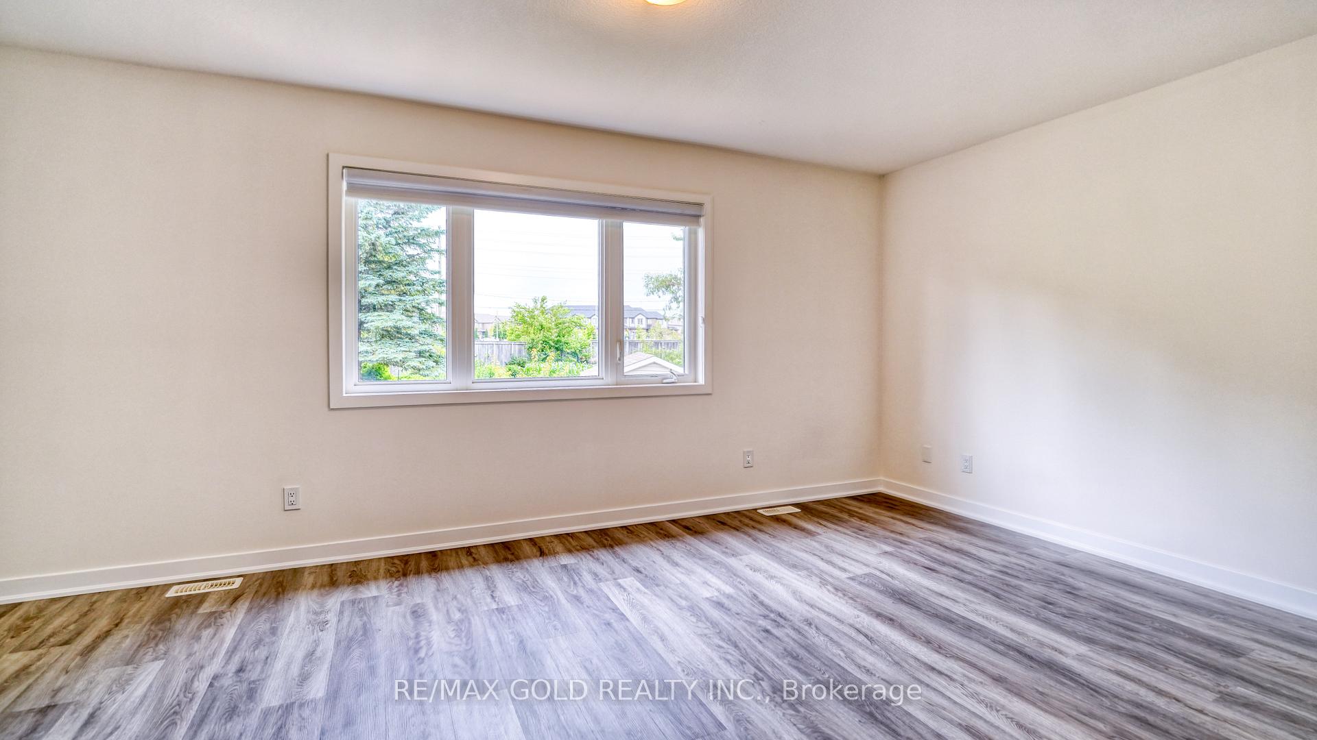 Photo 17 of 48 Pony Way, Kitchener, Huron Park — HOMEH