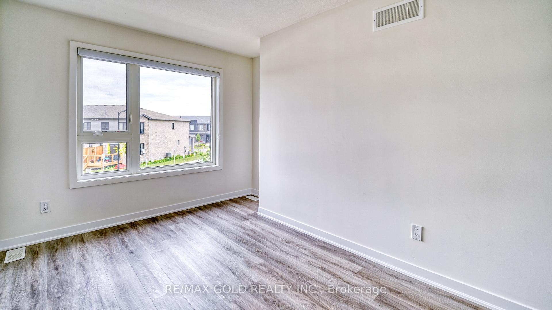 Photo 23 of 48 Pony Way, Kitchener, Huron Park — HOMEH