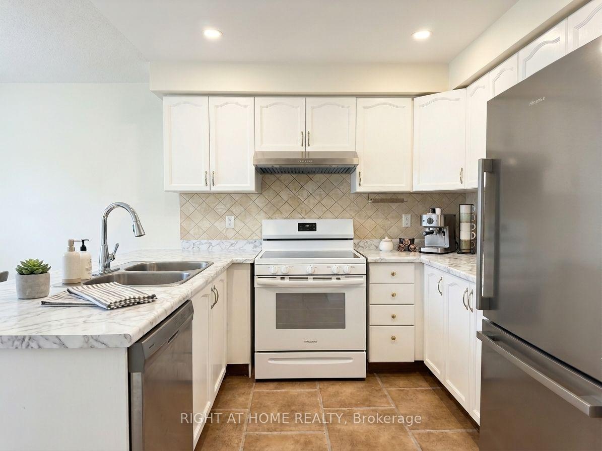 Photo 3 of 453 Levanna Lane, Oakville, River Oaks — HOMEH