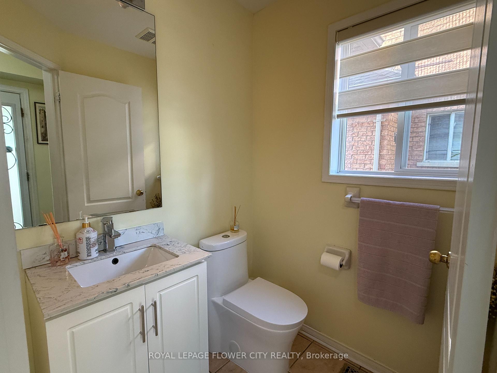 Photo 3 of 45 Charleswood Circle, Brampton, Fletcher's Meadow — HOMEH