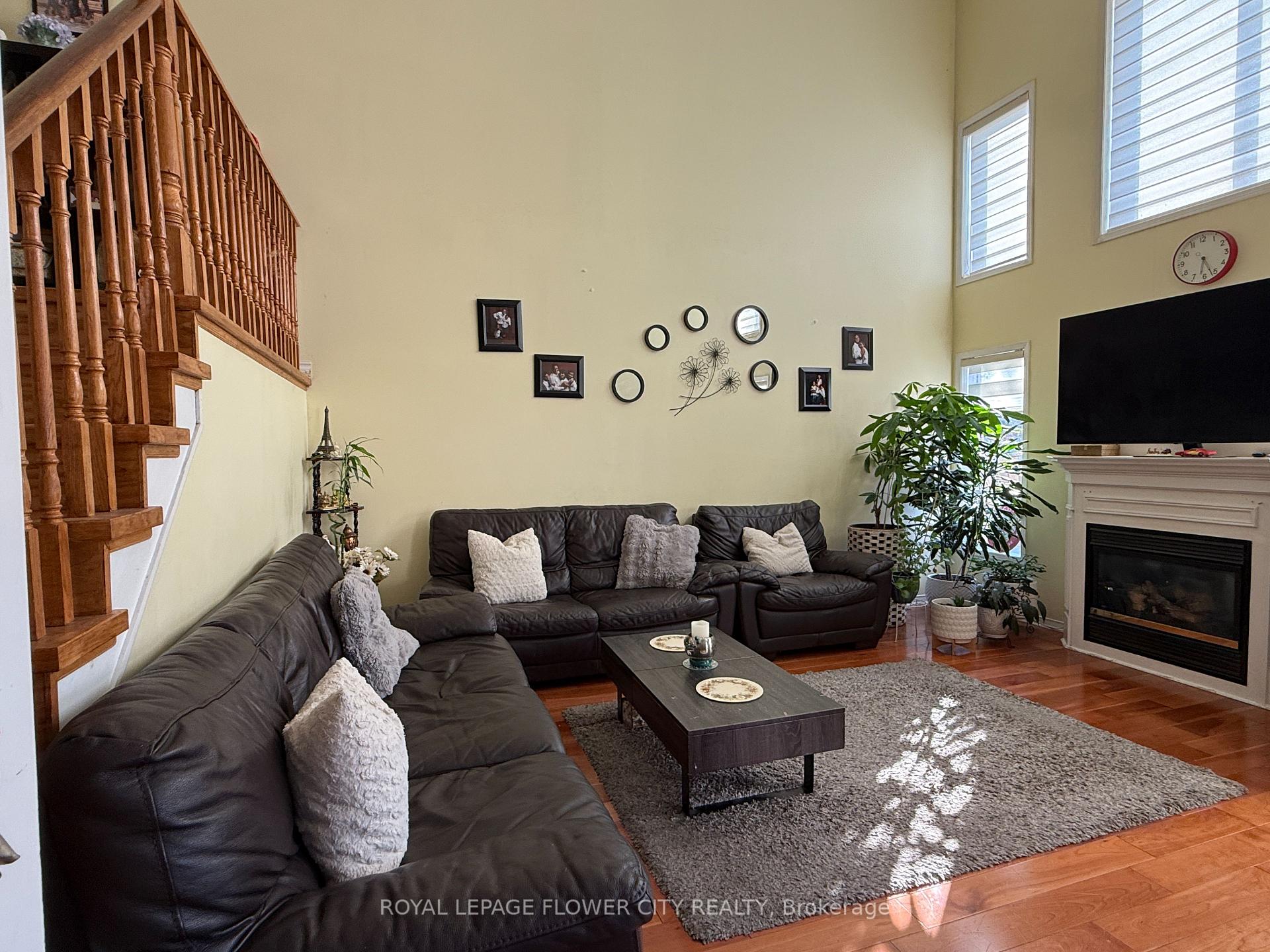 Photo 13 of 45 Charleswood Circle, Brampton, Fletcher's Meadow — HOMEH