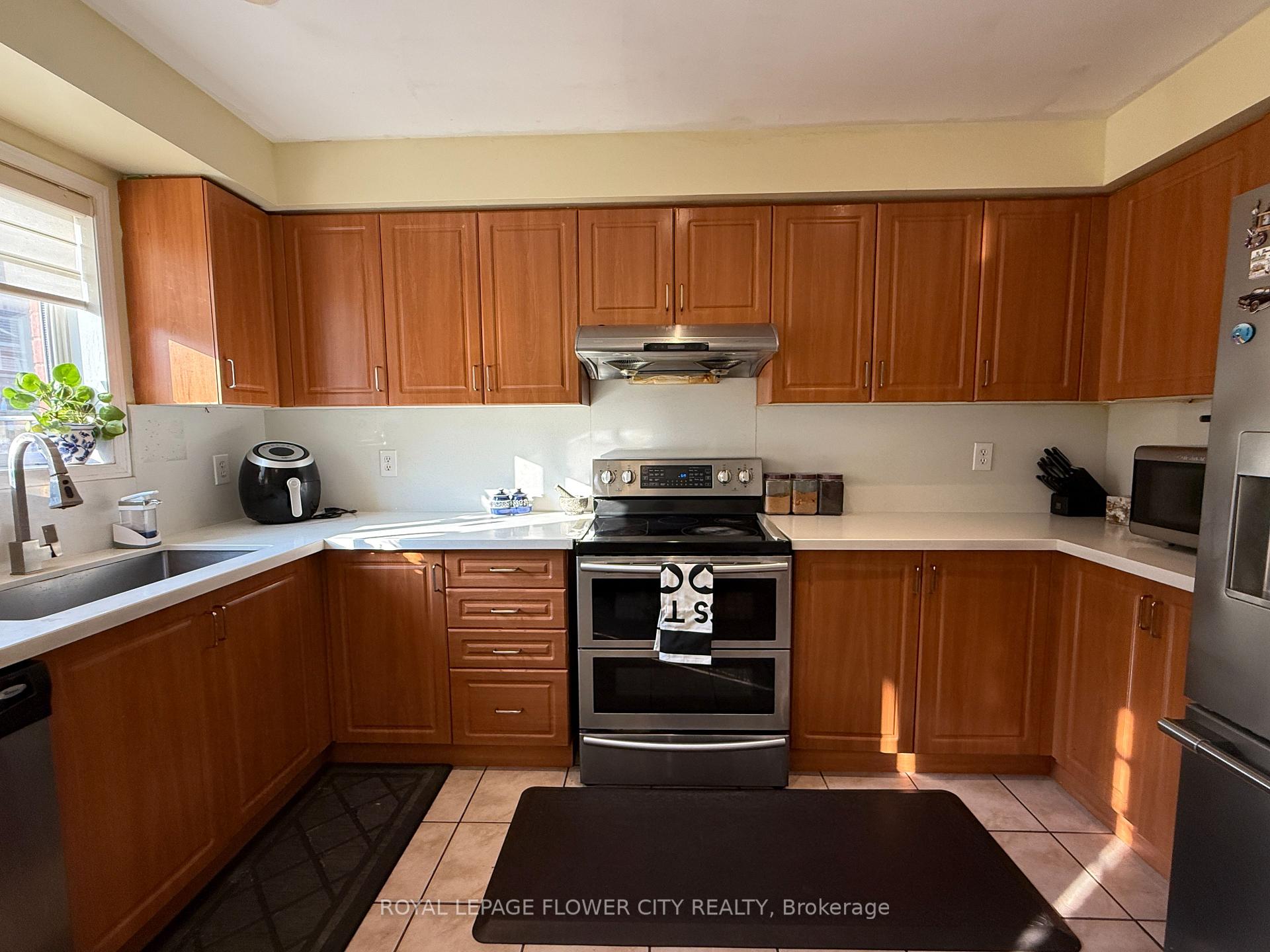 Photo 25 of 45 Charleswood Circle, Brampton, Fletcher's Meadow — HOMEH