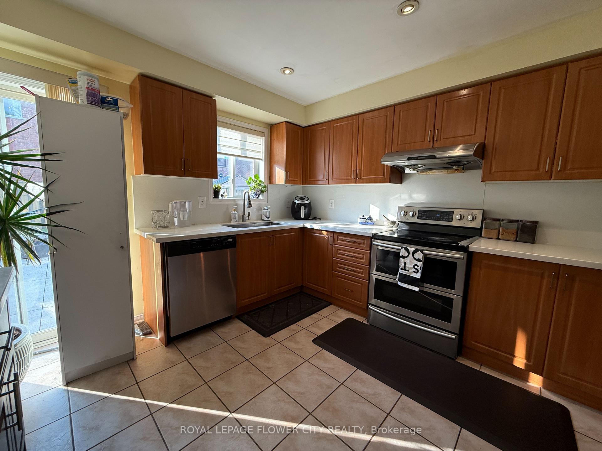 Photo 27 of 45 Charleswood Circle, Brampton, Fletcher's Meadow — HOMEH