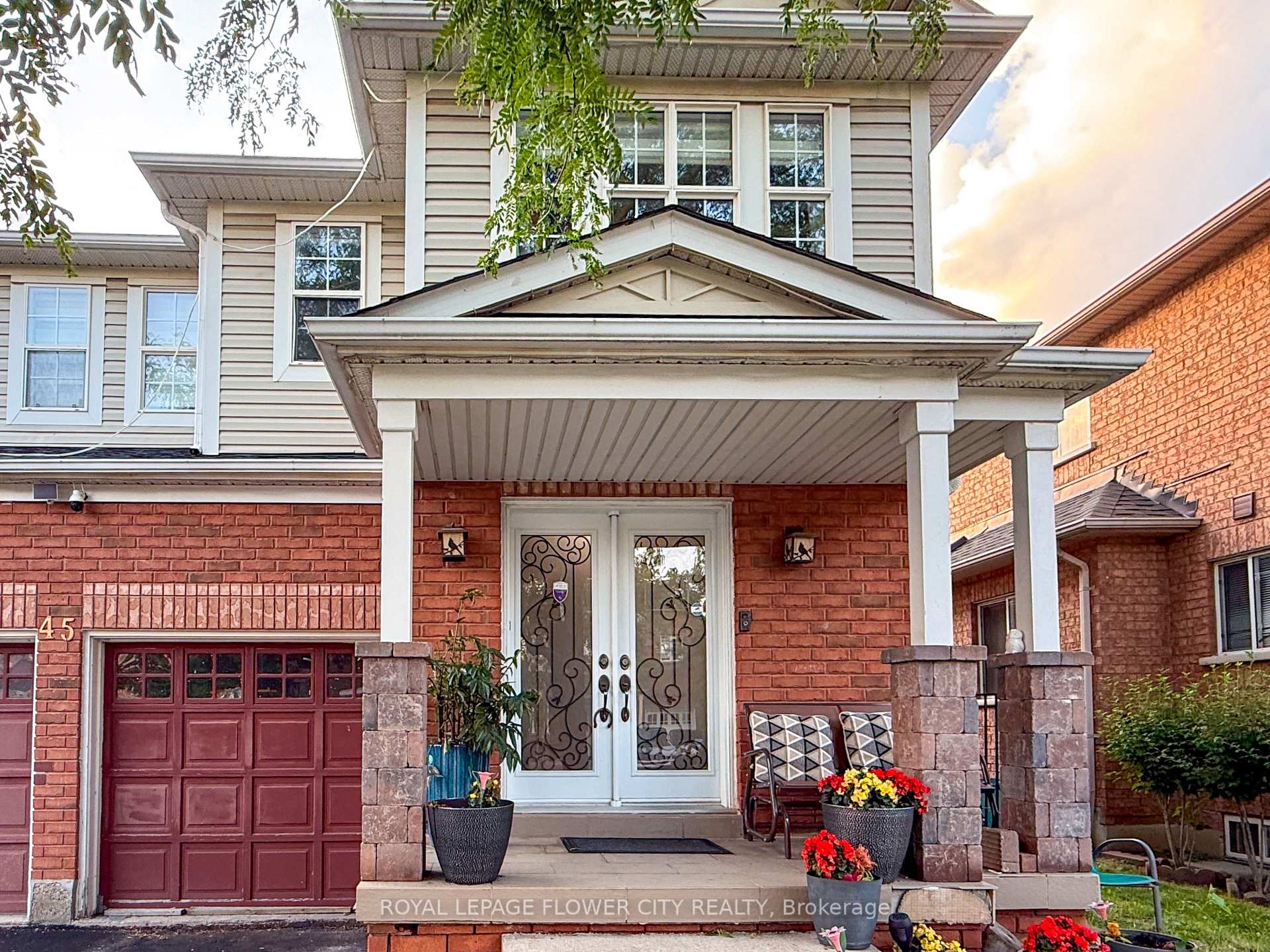 Photo 4 of 45 Charleswood Circle, Brampton, Fletcher's Meadow — HOMEH