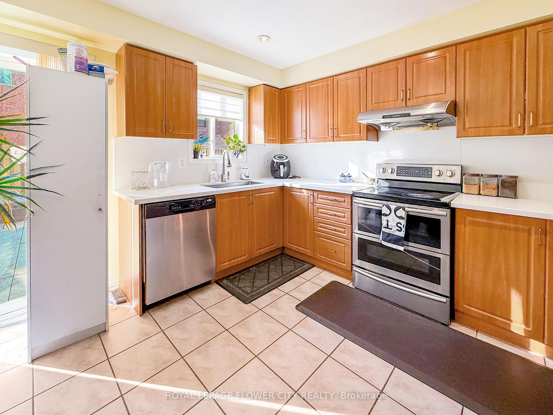 Photo 26 of 45 Charleswood Circle, Brampton, Fletcher's Meadow — HOMEH
