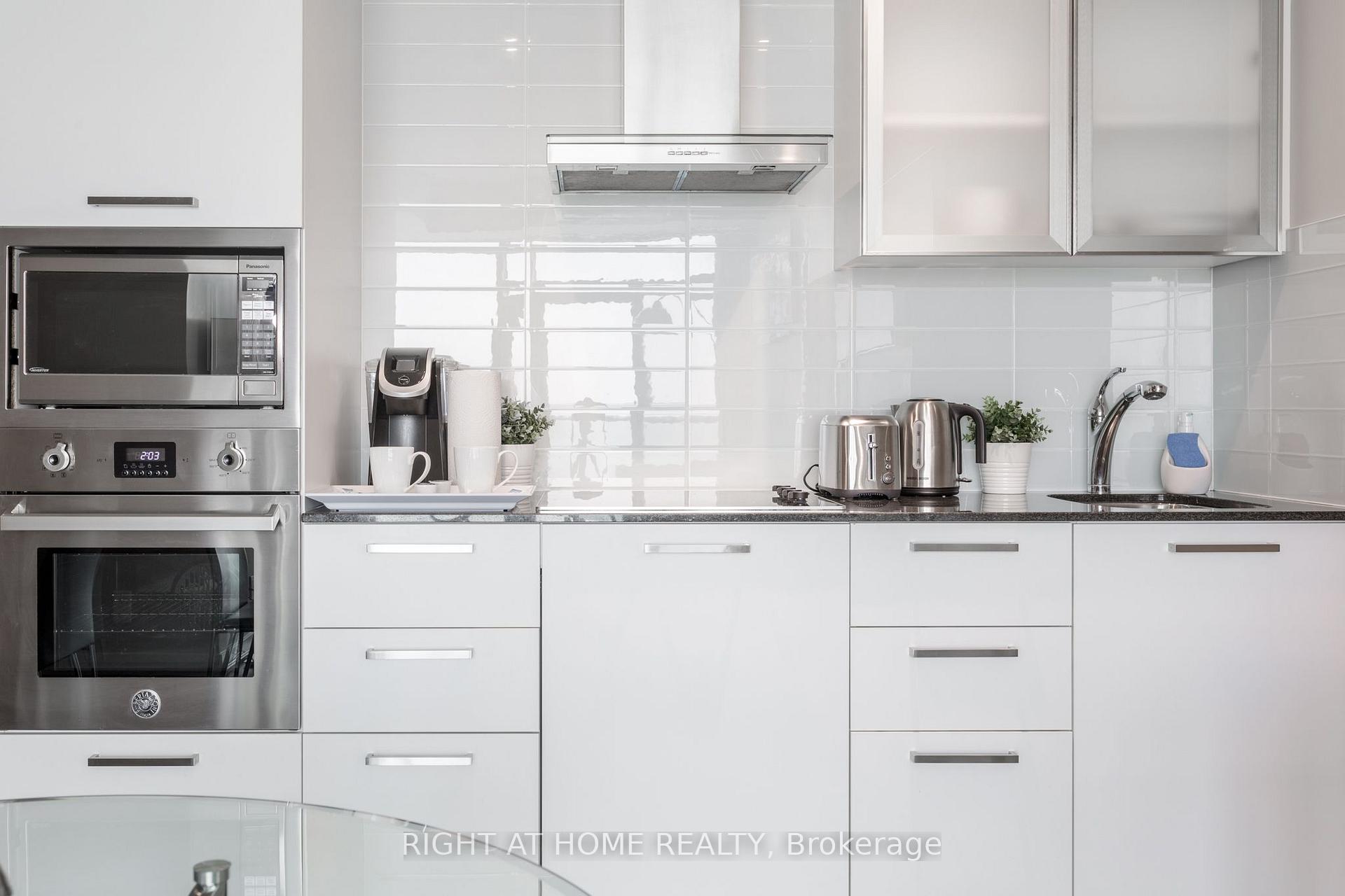 Photo 3 of Unit 5606, 14 York Street, Toronto, Waterfront Communities — HOMEH