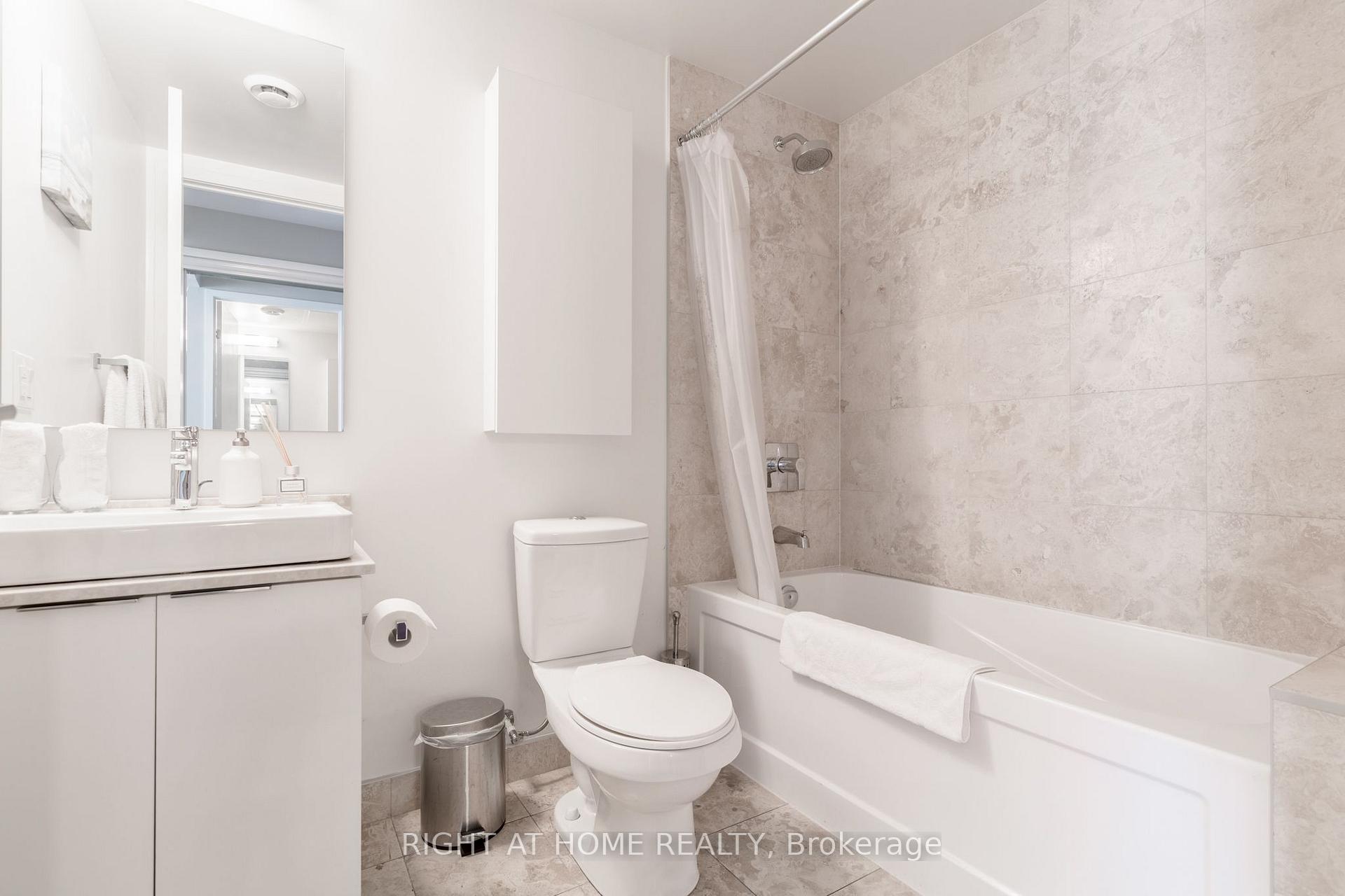 Photo 5 of Unit 5606, 14 York Street, Toronto, Waterfront Communities — HOMEH