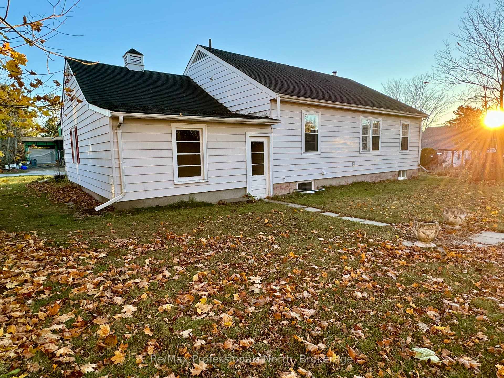 Photo 3 of 260 Isaac Street, Gravenhurst, Muskoka (S) — HOMEH