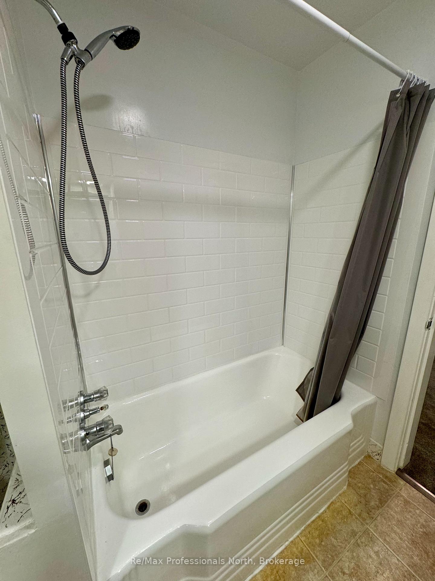 Photo 12 of 260 Isaac Street, Gravenhurst, Muskoka (S) — HOMEH