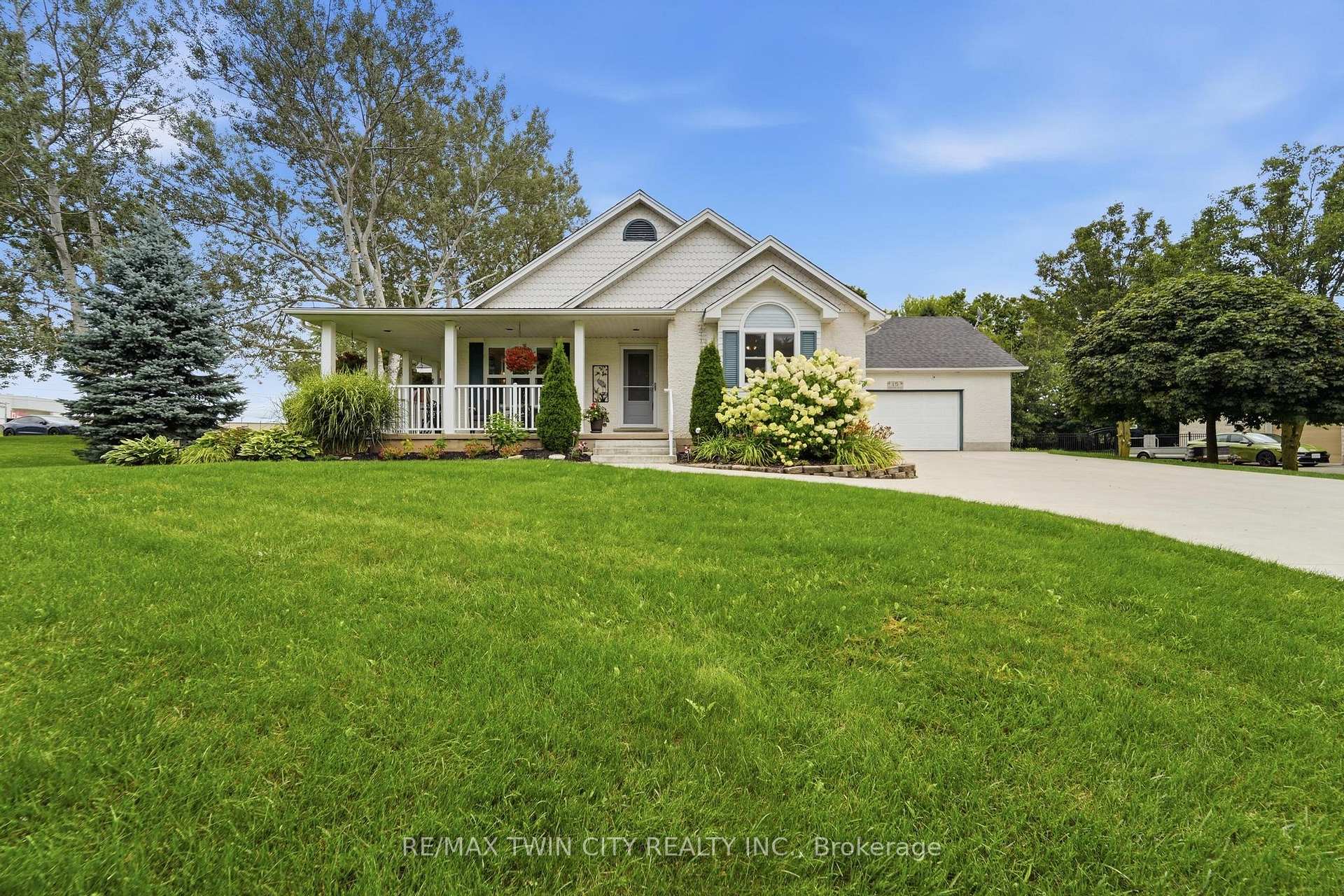 Photo 2 of 15 Shephard Place, Wilmot, New Hamburg — HOMEH