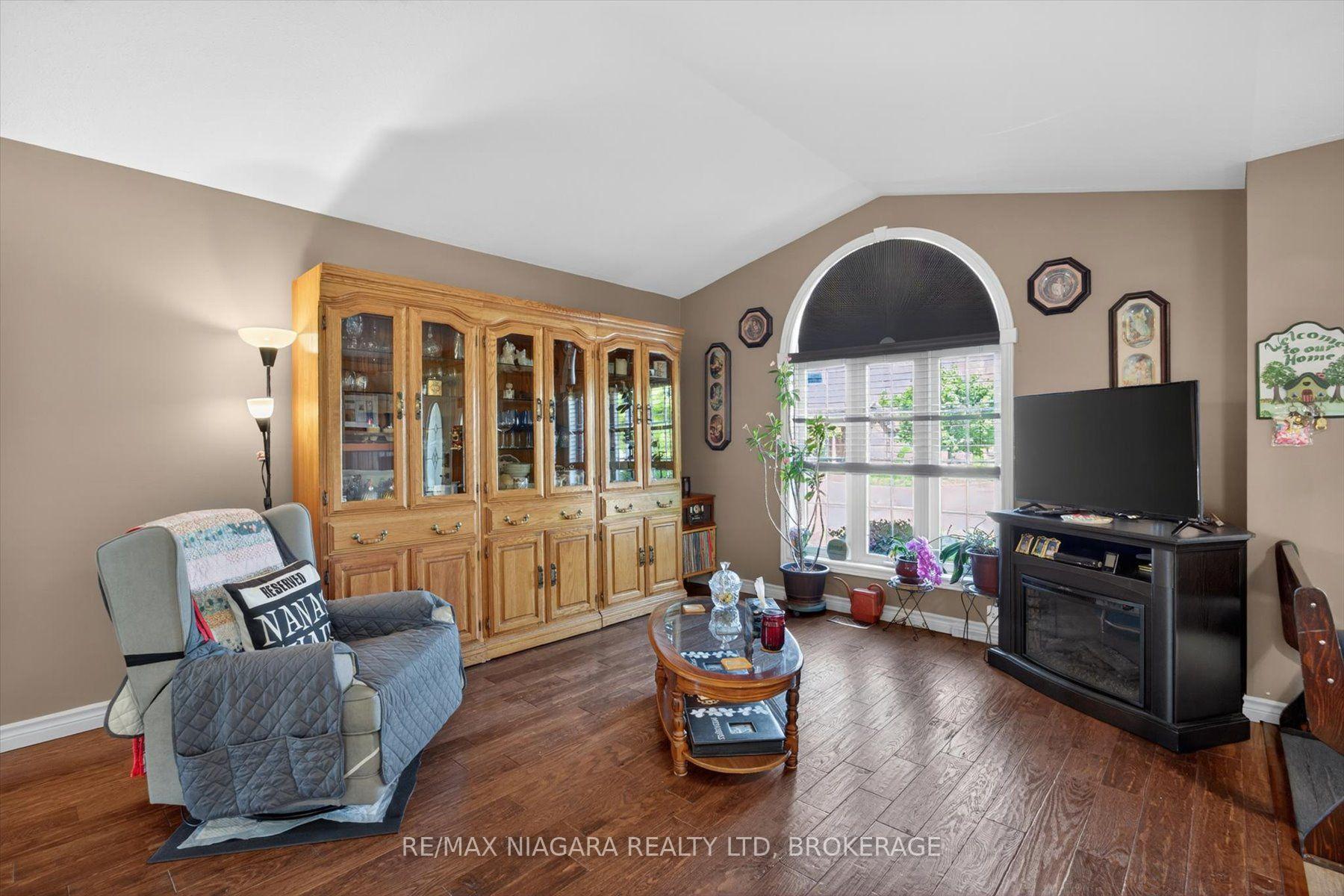 Photo 4 of 4457 Kathleen Crescent, Niagara Falls, Ascot — HOMEH