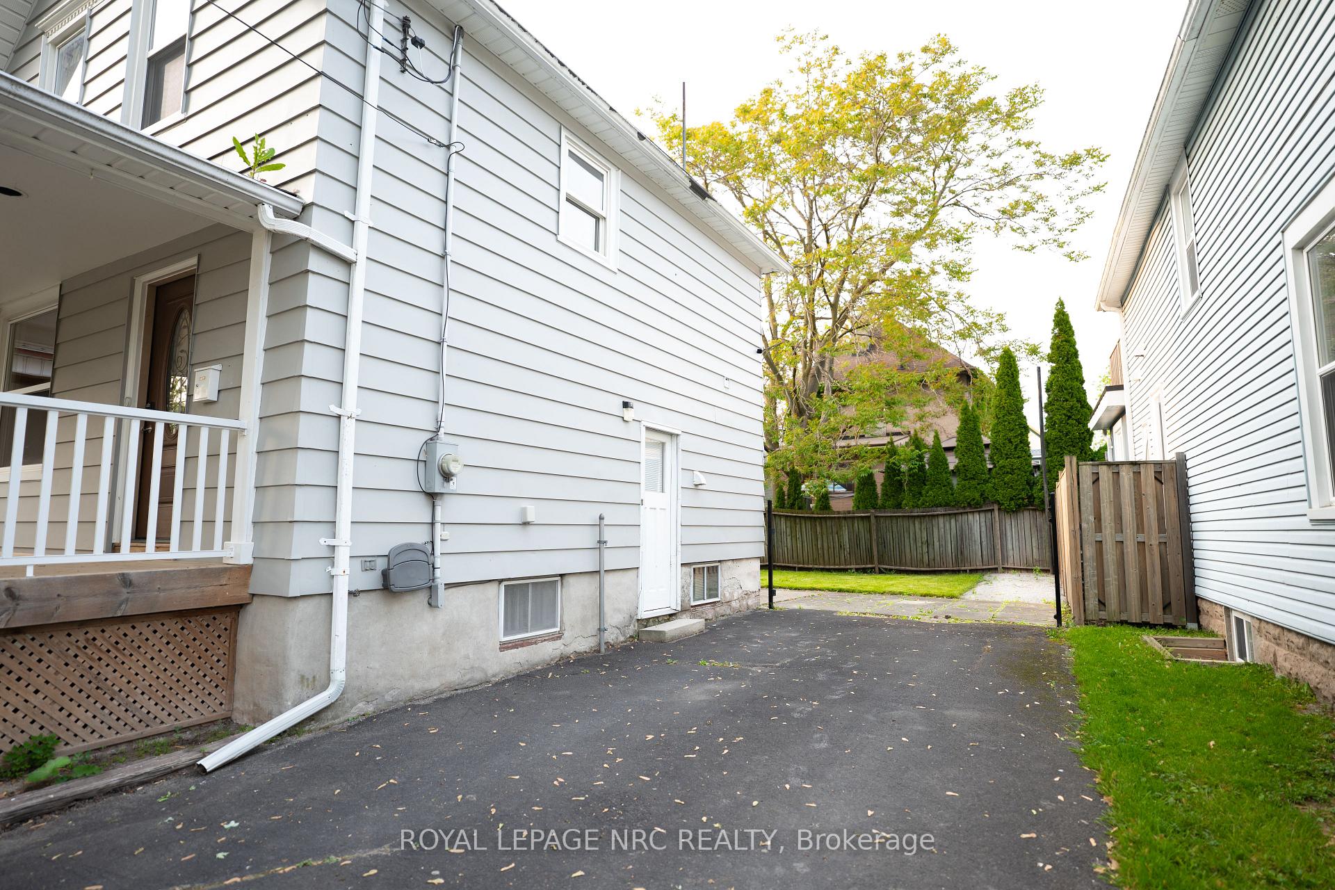 Photo 3 of 4713 Cookman Crescent N, Niagara Falls, Downtown — HOMEH