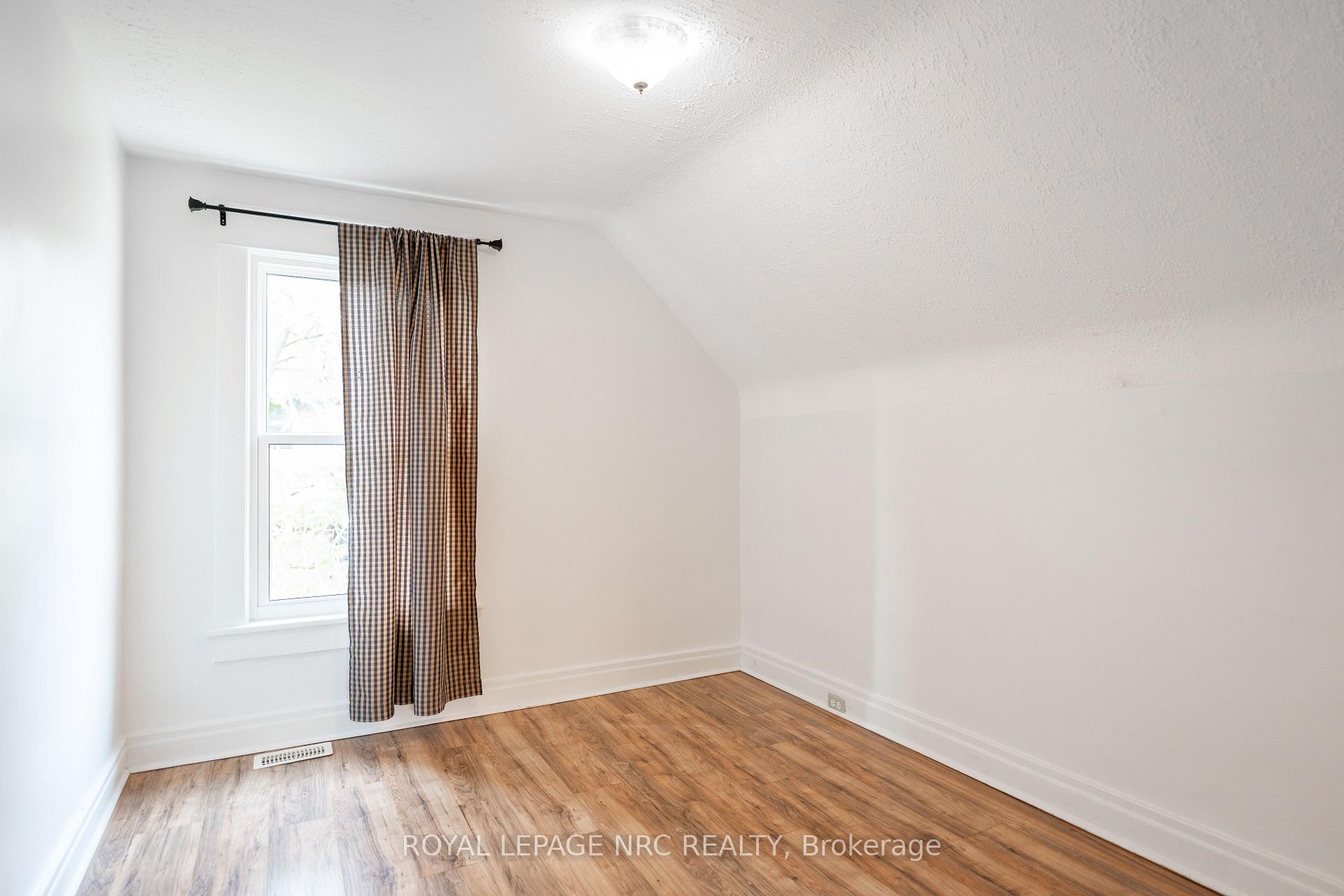 Photo 16 of 4713 Cookman Crescent N, Niagara Falls, Downtown — HOMEH
