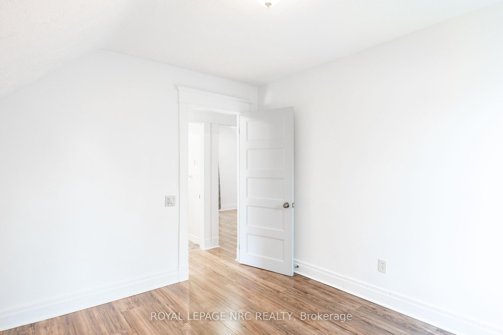 Photo 17 of 4713 Cookman Crescent N, Niagara Falls, Downtown — HOMEH