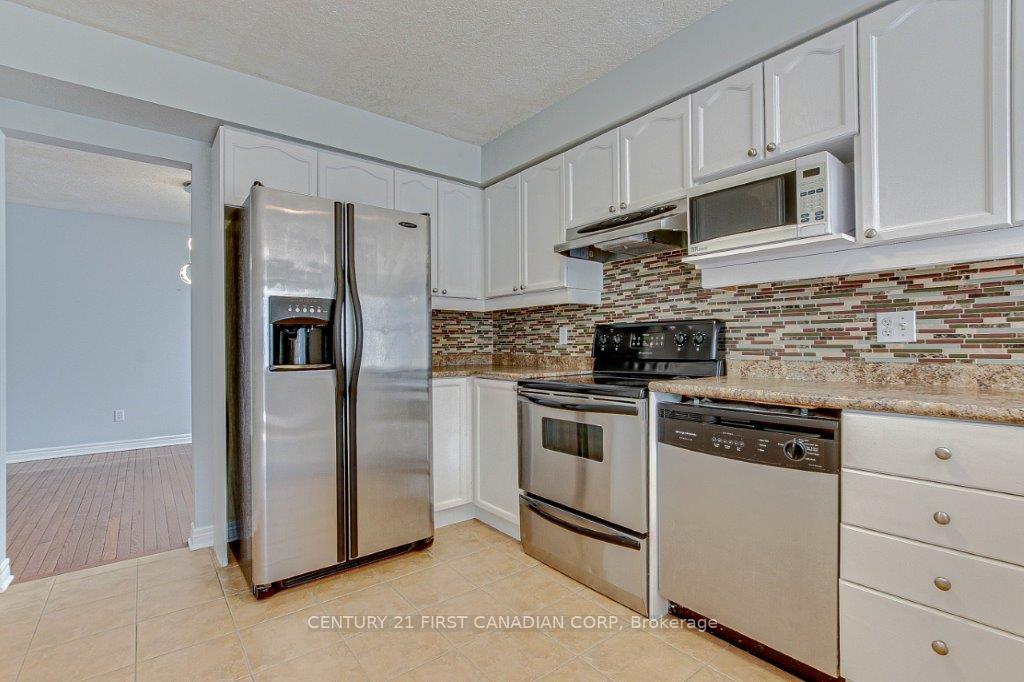 Photo 10 of 706 Hedgerow Place, London, North C — HOMEH