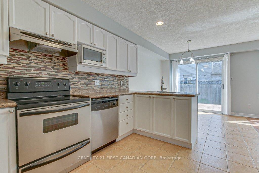 Photo 11 of 706 Hedgerow Place, London, North C — HOMEH