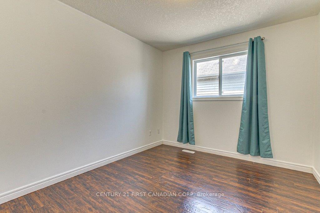 Photo 18 of 706 Hedgerow Place, London, North C — HOMEH