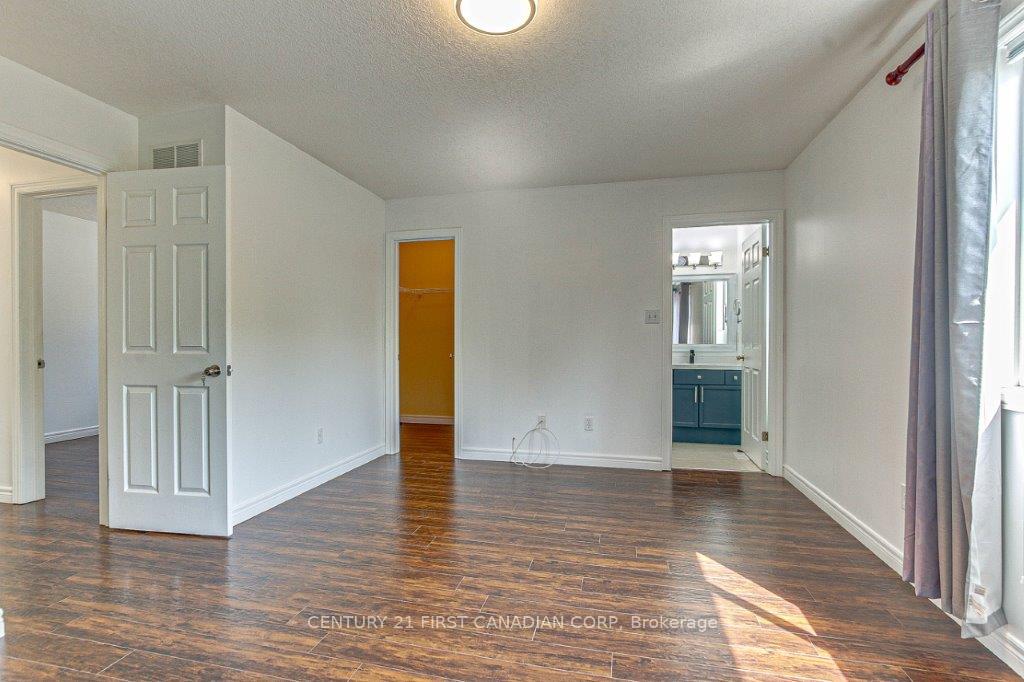 Photo 21 of 706 Hedgerow Place, London, North C — HOMEH