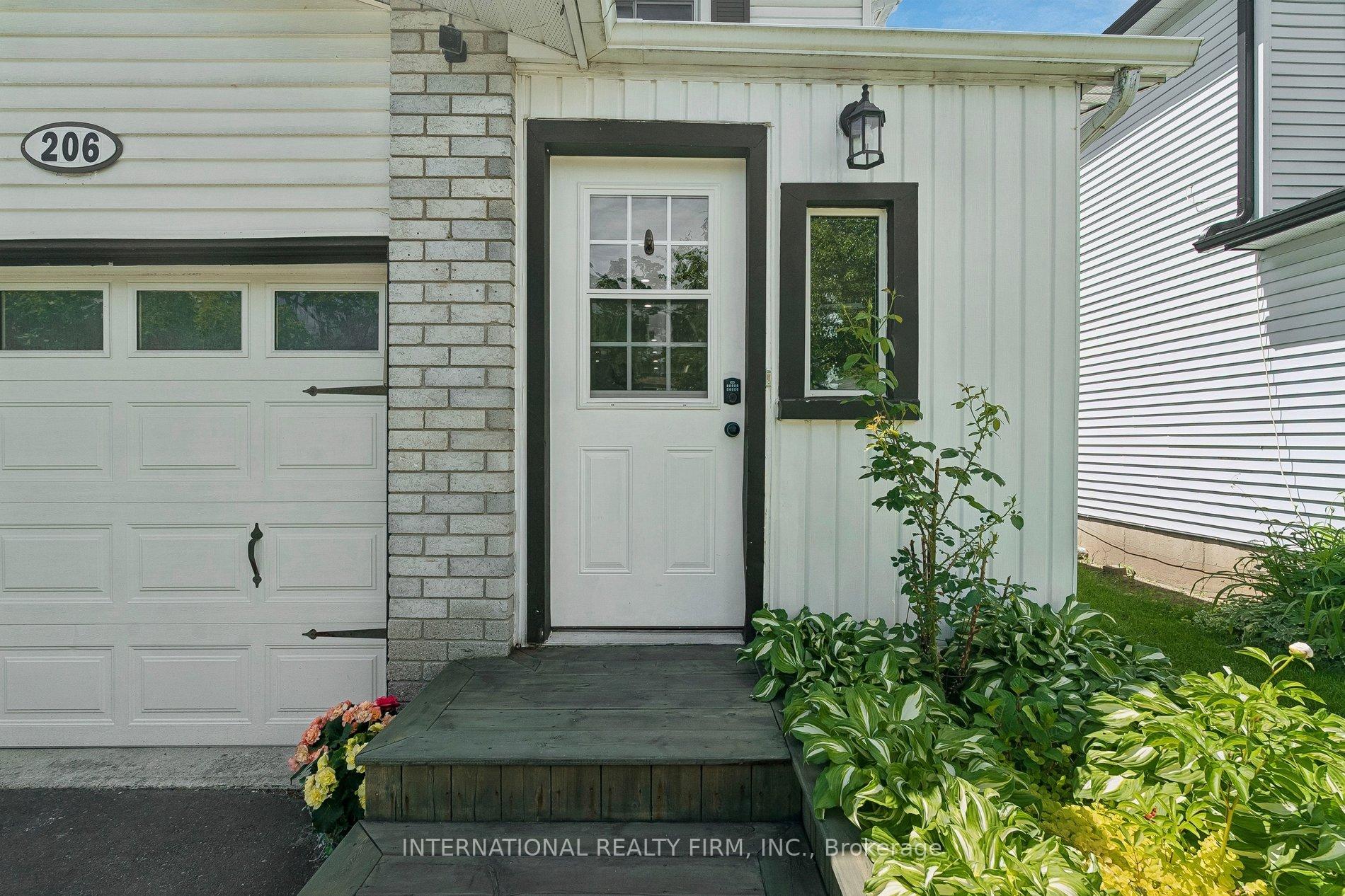 Photo 2 of 206 Hickling Trail, Barrie, Grove East — HOMEH
