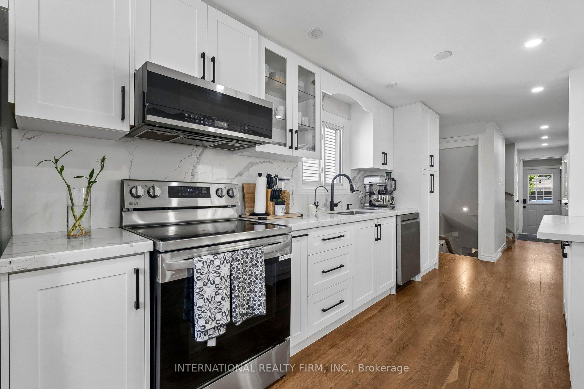 Photo 10 of 206 Hickling Trail, Barrie, Grove East — HOMEH