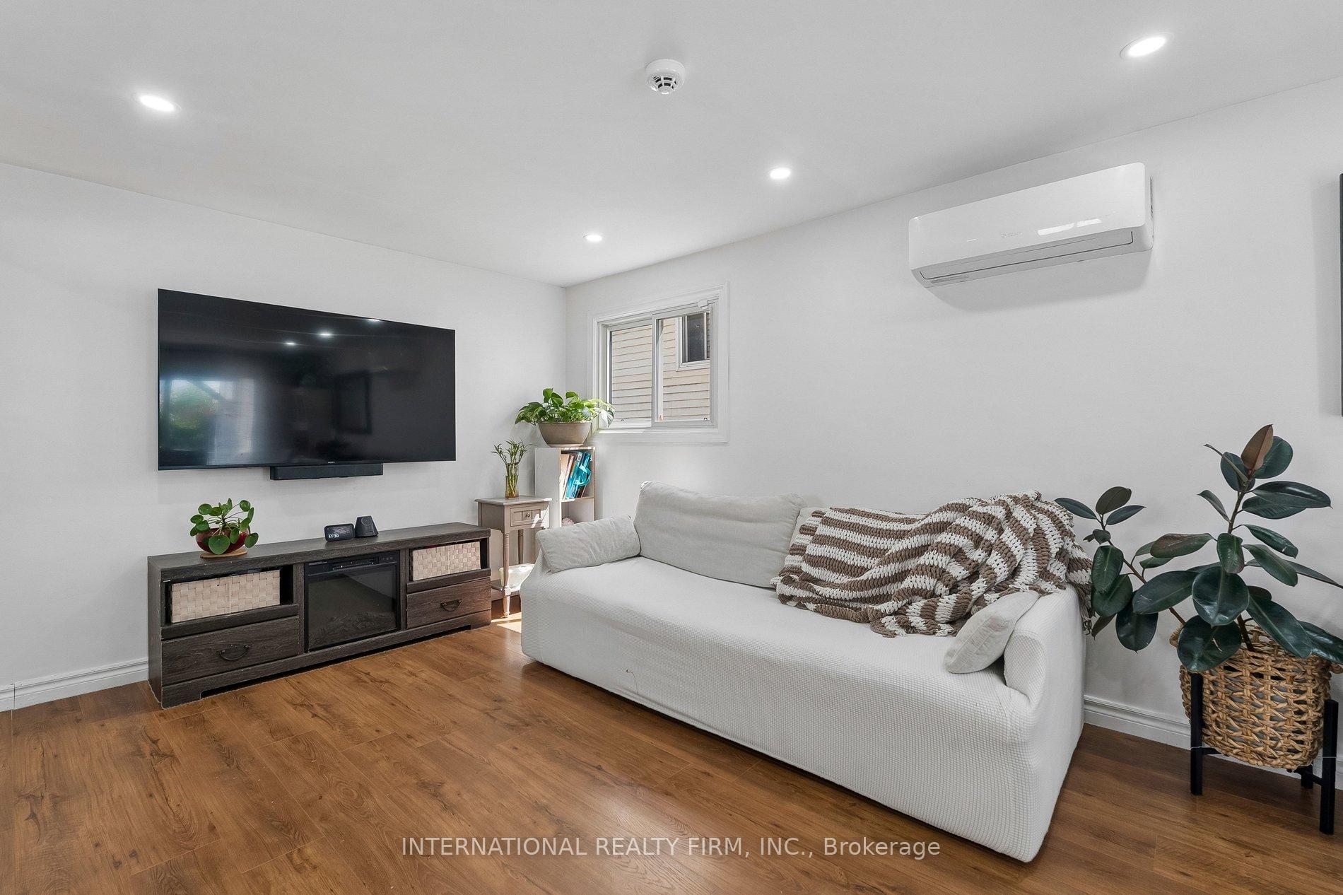 Photo 11 of 206 Hickling Trail, Barrie, Grove East — HOMEH