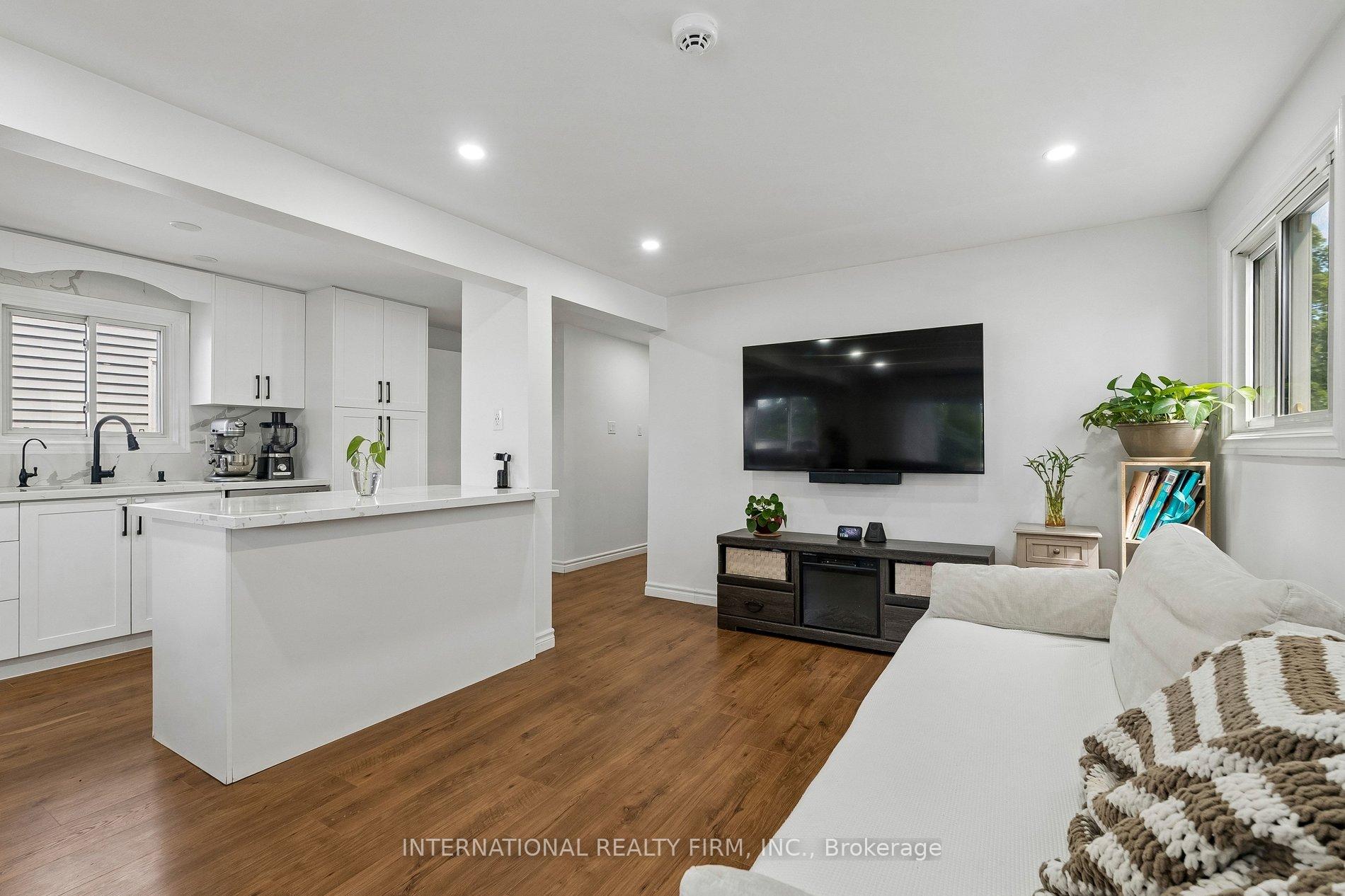 Photo 12 of 206 Hickling Trail, Barrie, Grove East — HOMEH