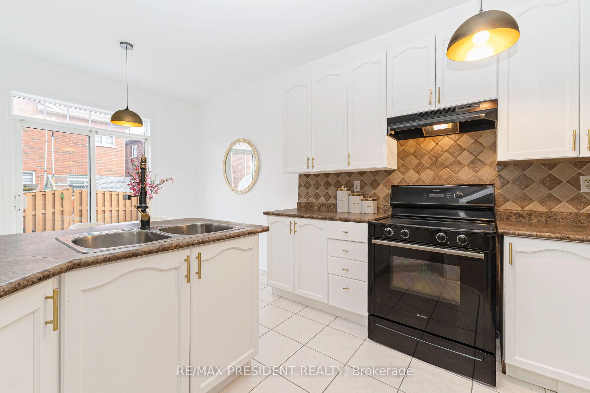 Photo 17 of 29 Prudhomme Drive, Brampton, Sandringham-Wellington — HOMEH