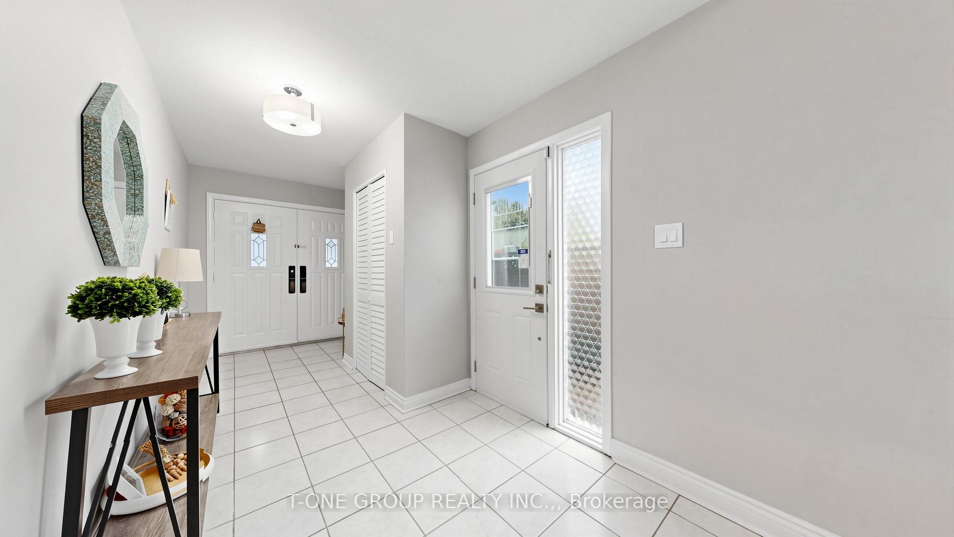 Photo 4 of 41 Chipwood Crescent, North York, Pleasant View — HOMEH