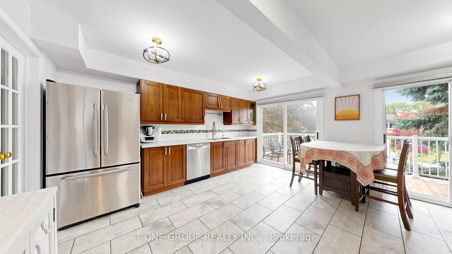 Photo 10 of 41 Chipwood Crescent, North York, Pleasant View — HOMEH