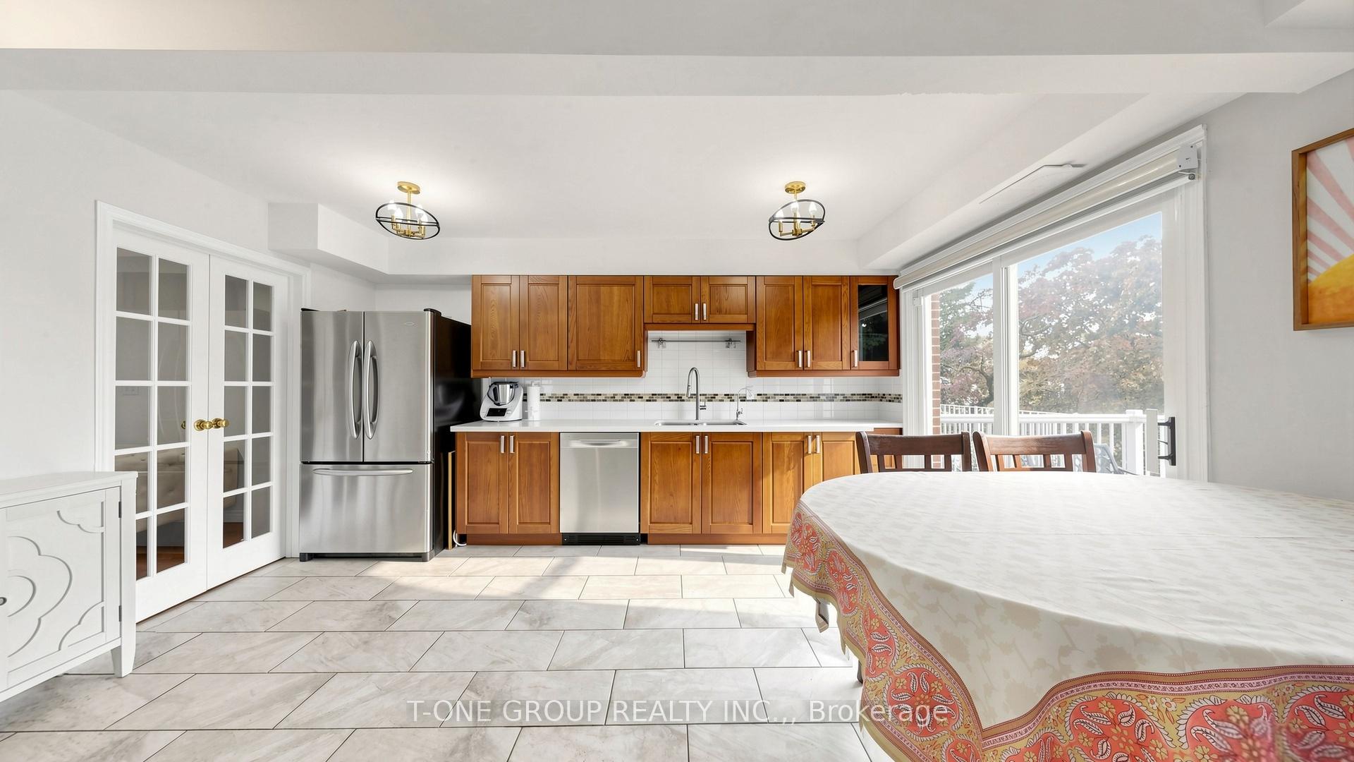 Photo 11 of 41 Chipwood Crescent, North York, Pleasant View — HOMEH