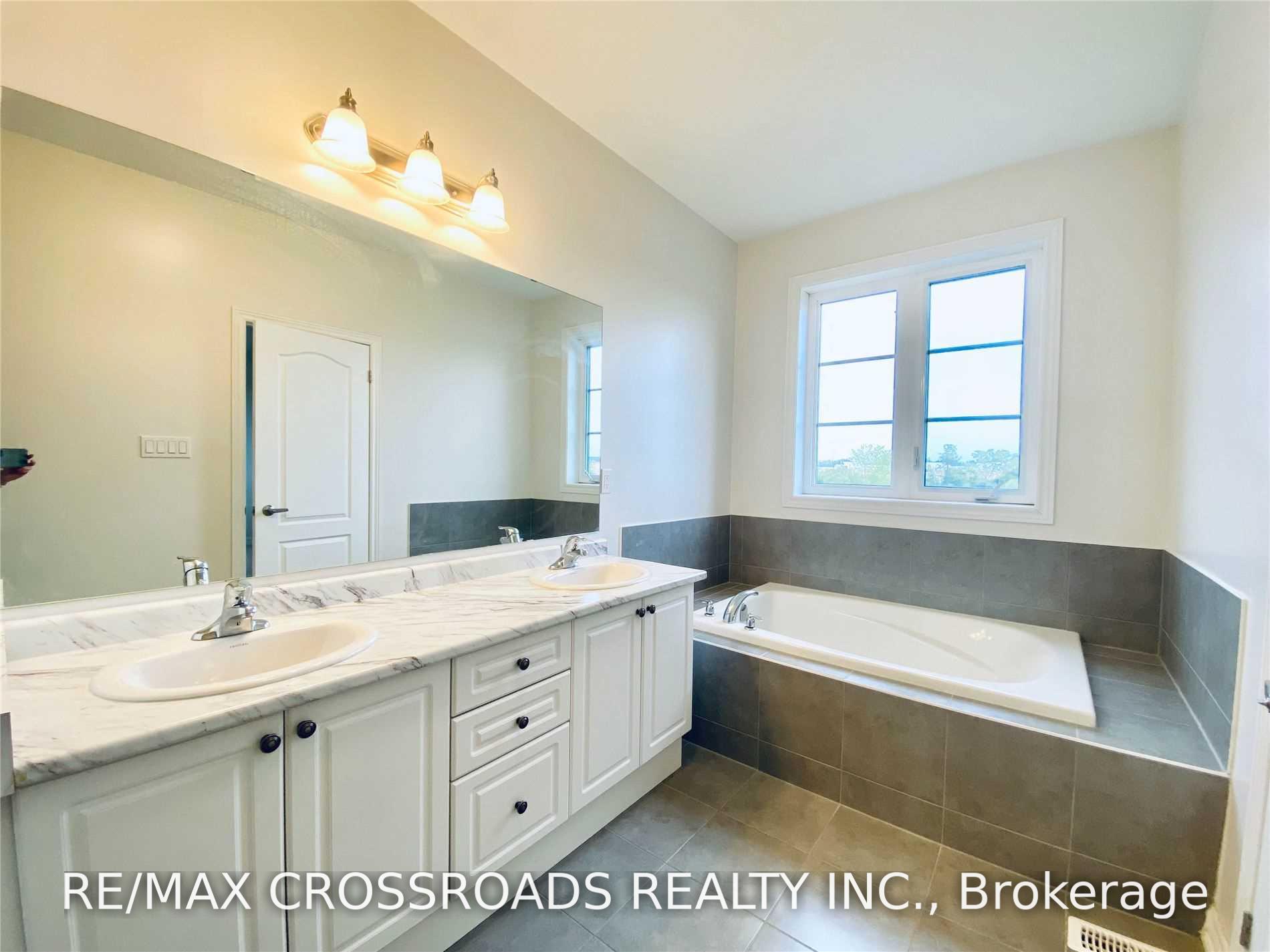 Photo 17 of 172 Decast Crescent, Markham, Box Grove — HOMEH