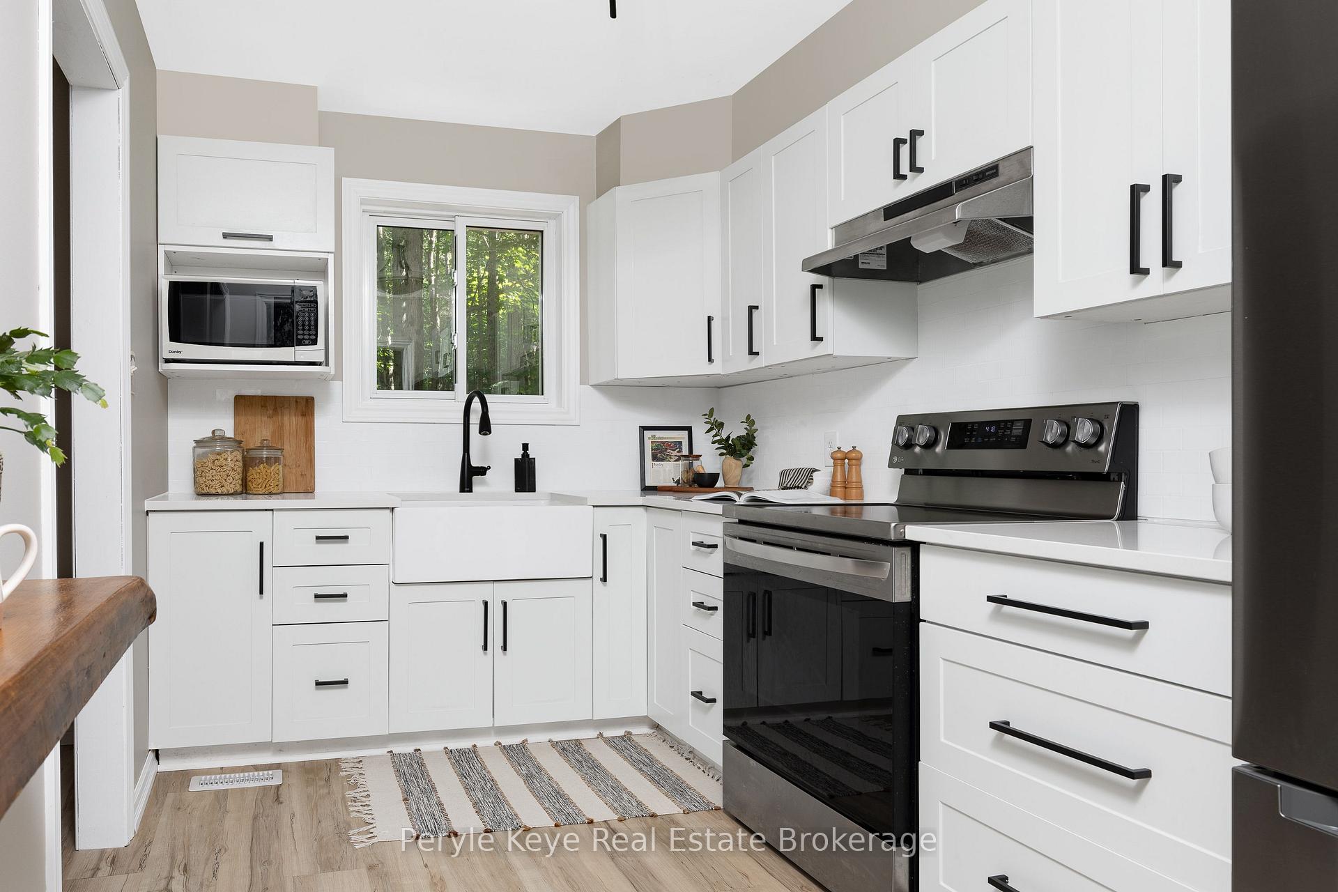 Photo 2 of 820 Manitoba Street, Bracebridge, Monck (Bracebridge) — HOMEH