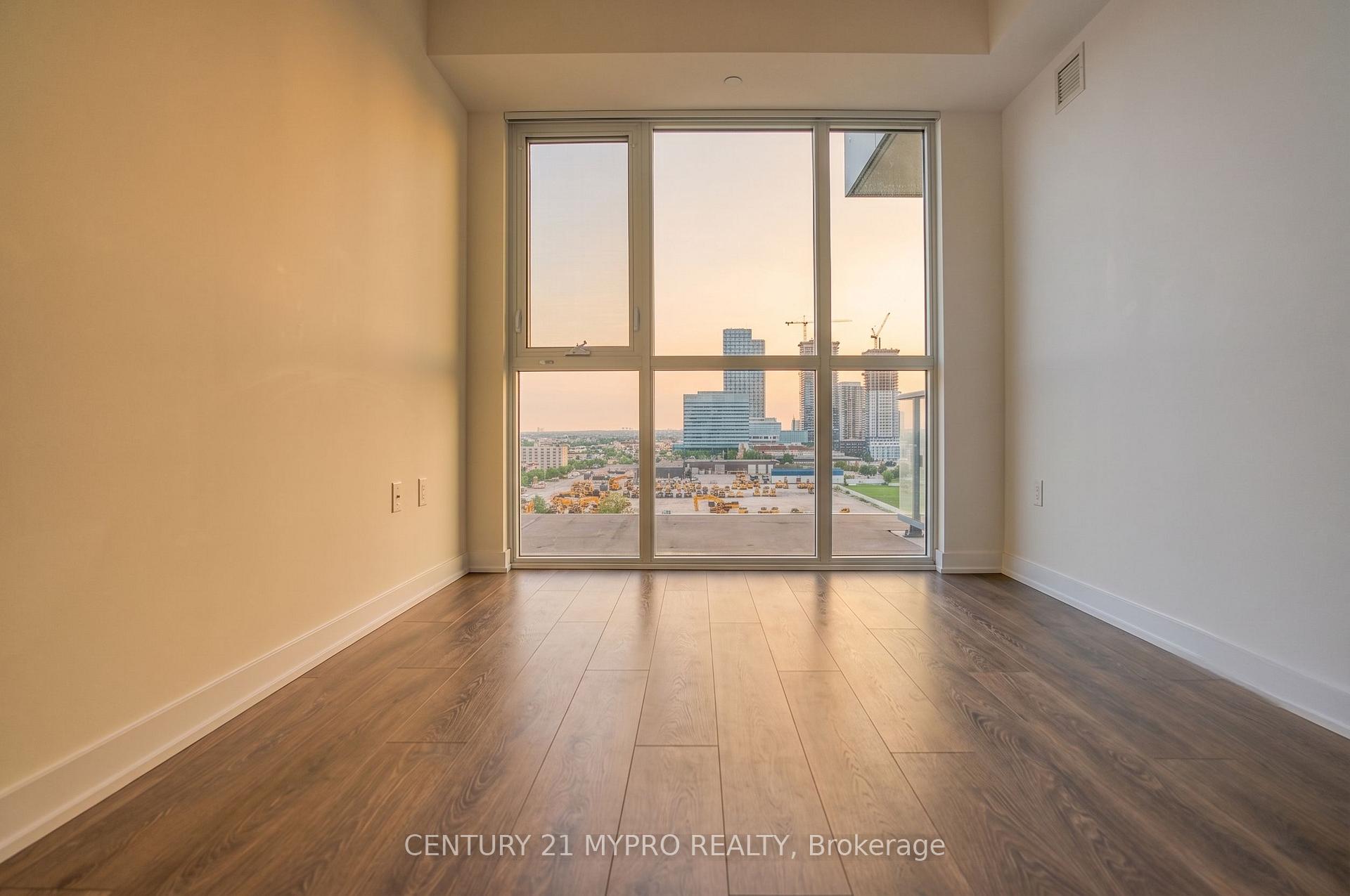 Photo 9 of Unit 1021, 38 Honeycrisp Crescent, Vaughan, Vaughan Corporate Centre — HOMEH