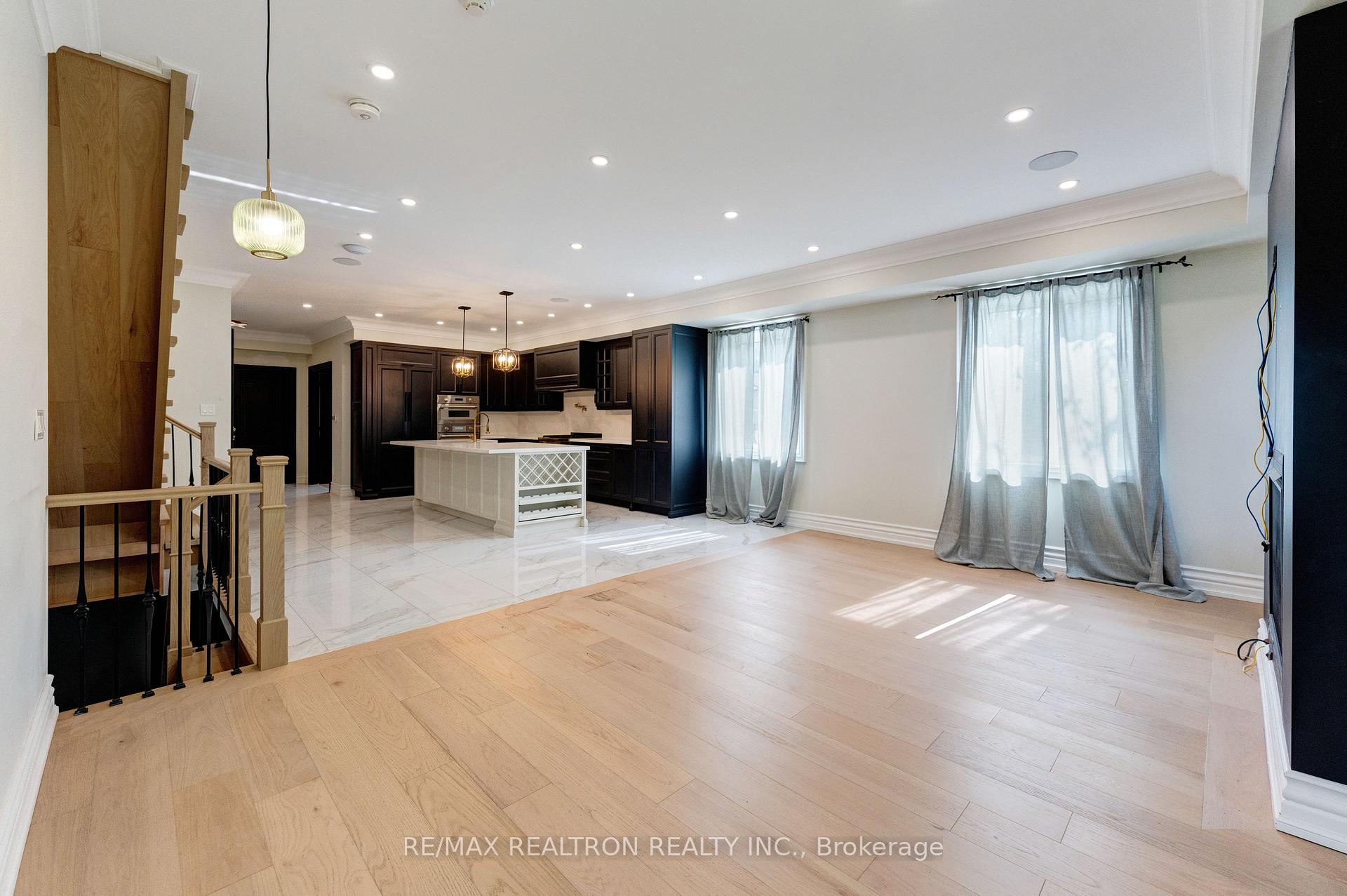 Photo 2 of 32 Bradfield Avenue W, Etobicoke, Islington-City Centre West — HOMEH