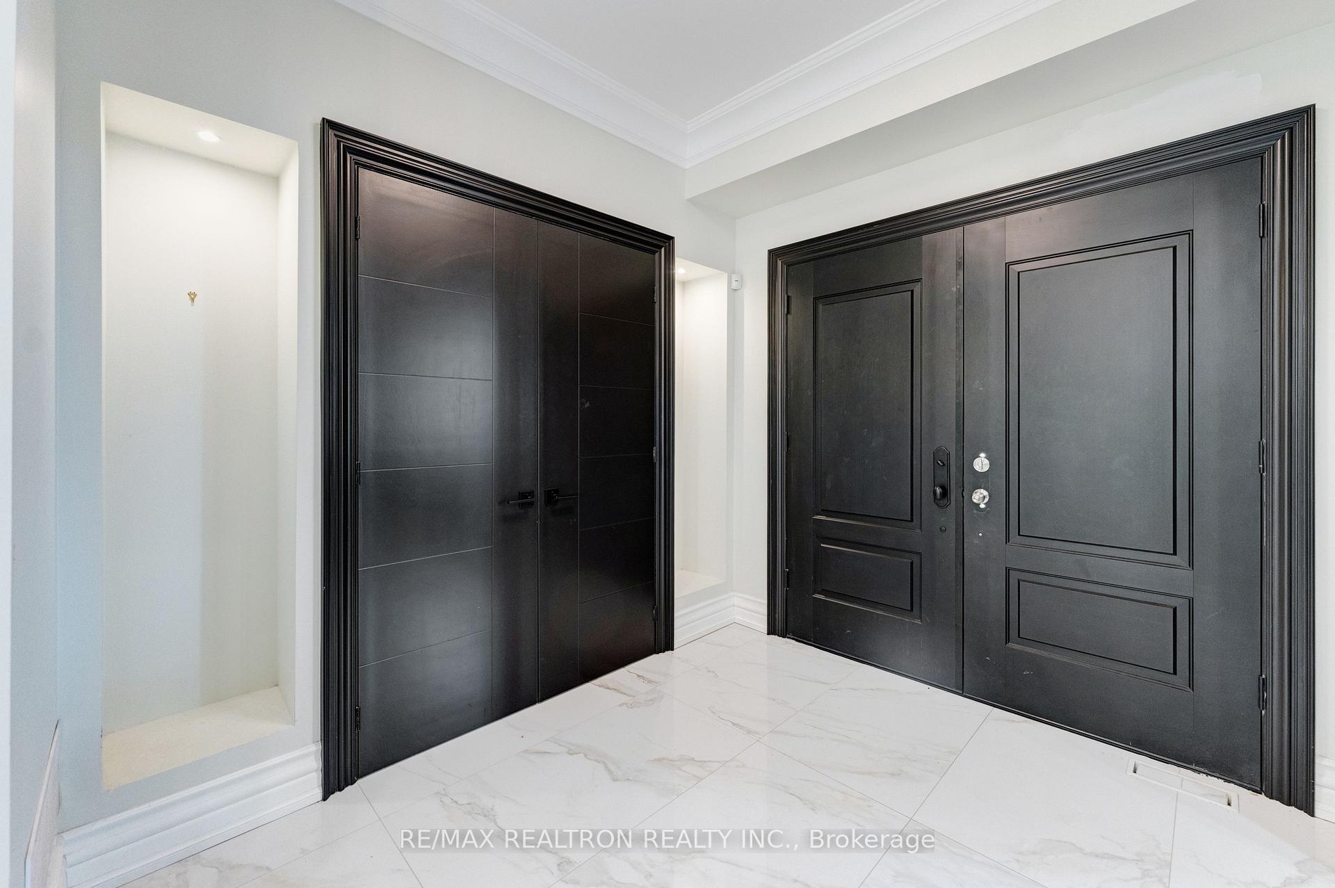 Photo 13 of 32 Bradfield Avenue W, Etobicoke, Islington-City Centre West — HOMEH