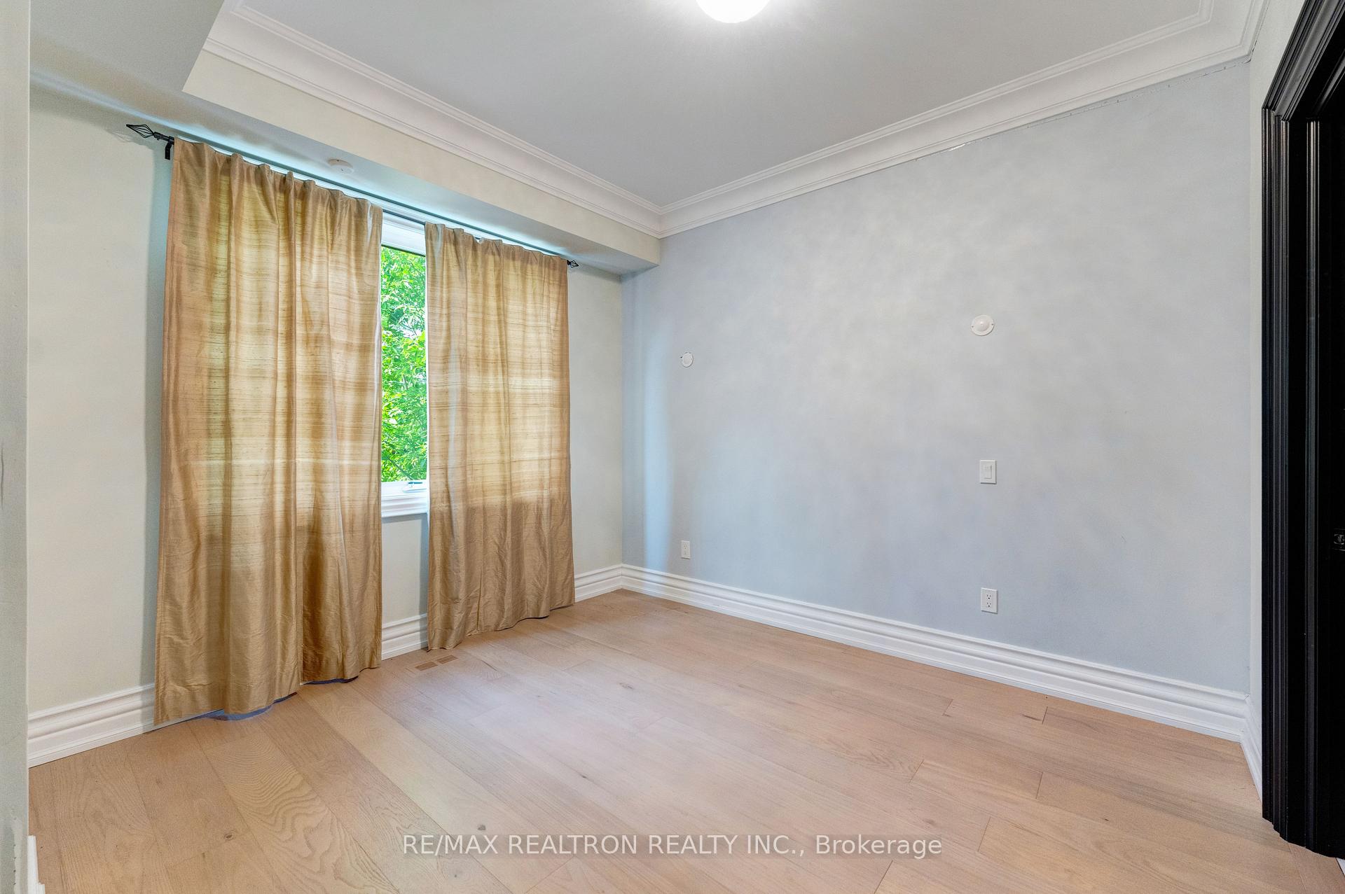 Photo 21 of 32 Bradfield Avenue W, Etobicoke, Islington-City Centre West — HOMEH
