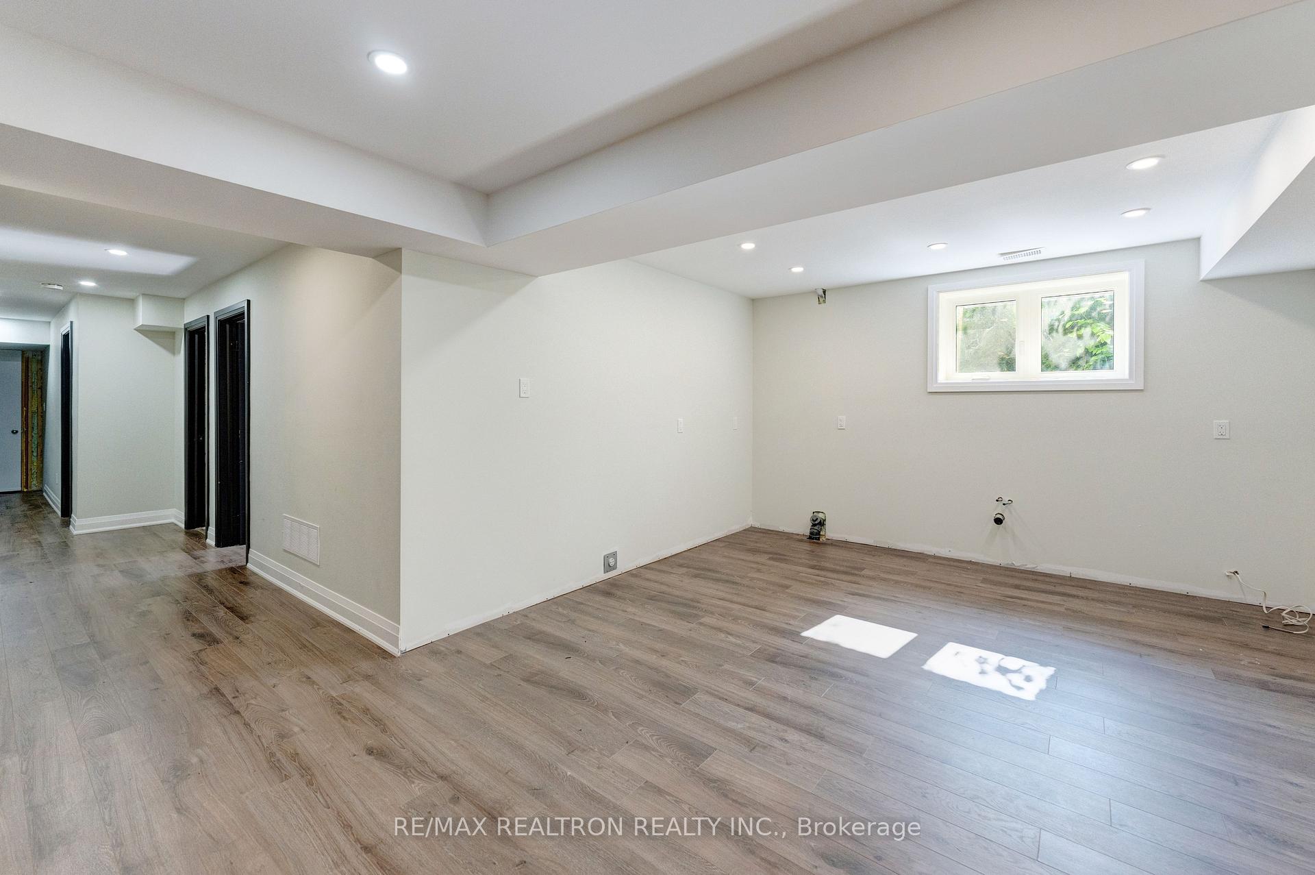 Photo 27 of 32 Bradfield Avenue W, Etobicoke, Islington-City Centre West — HOMEH