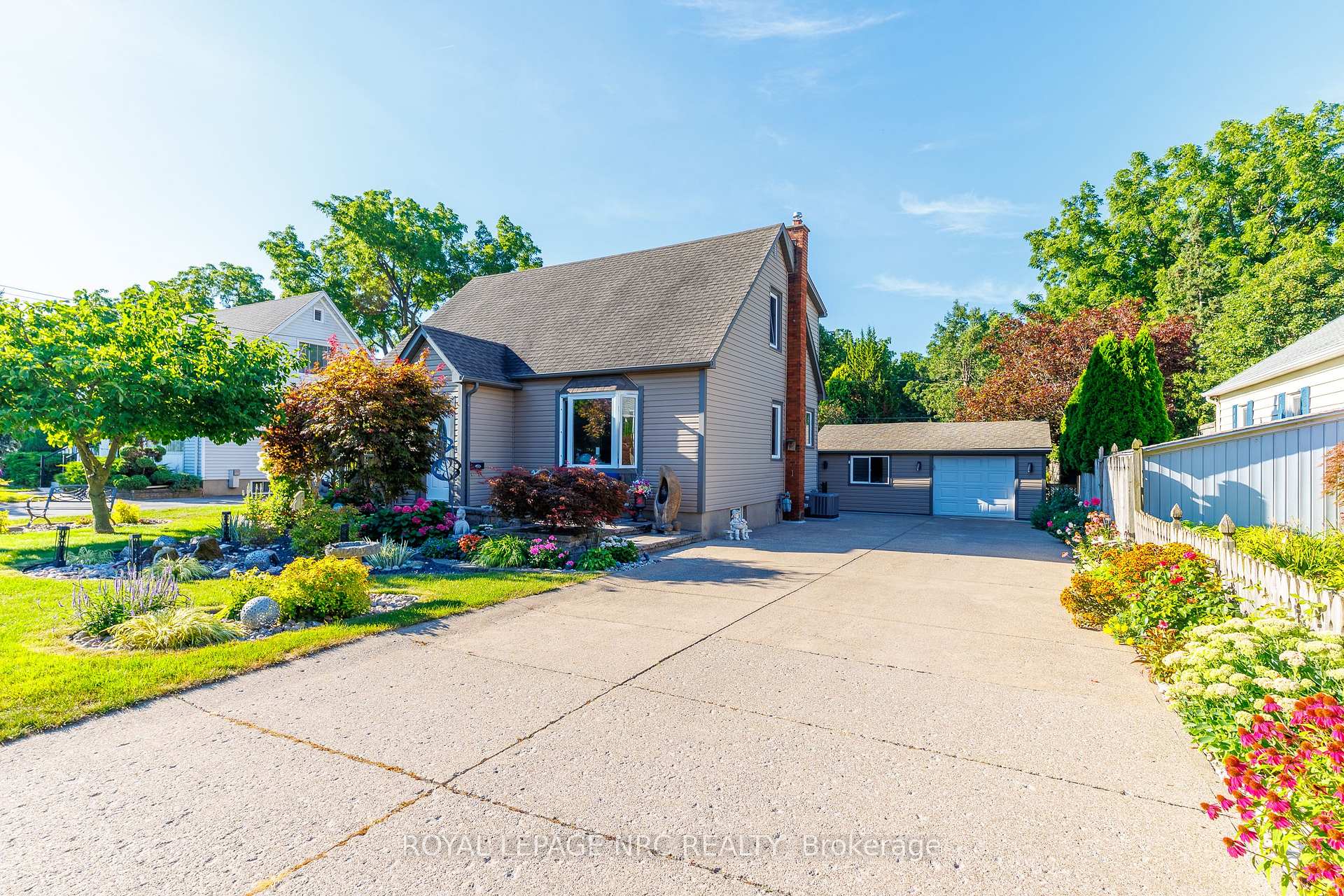 Photo 1 of 7 Philpark Road, St. Catharines, Port Dalhousie — HOMEH