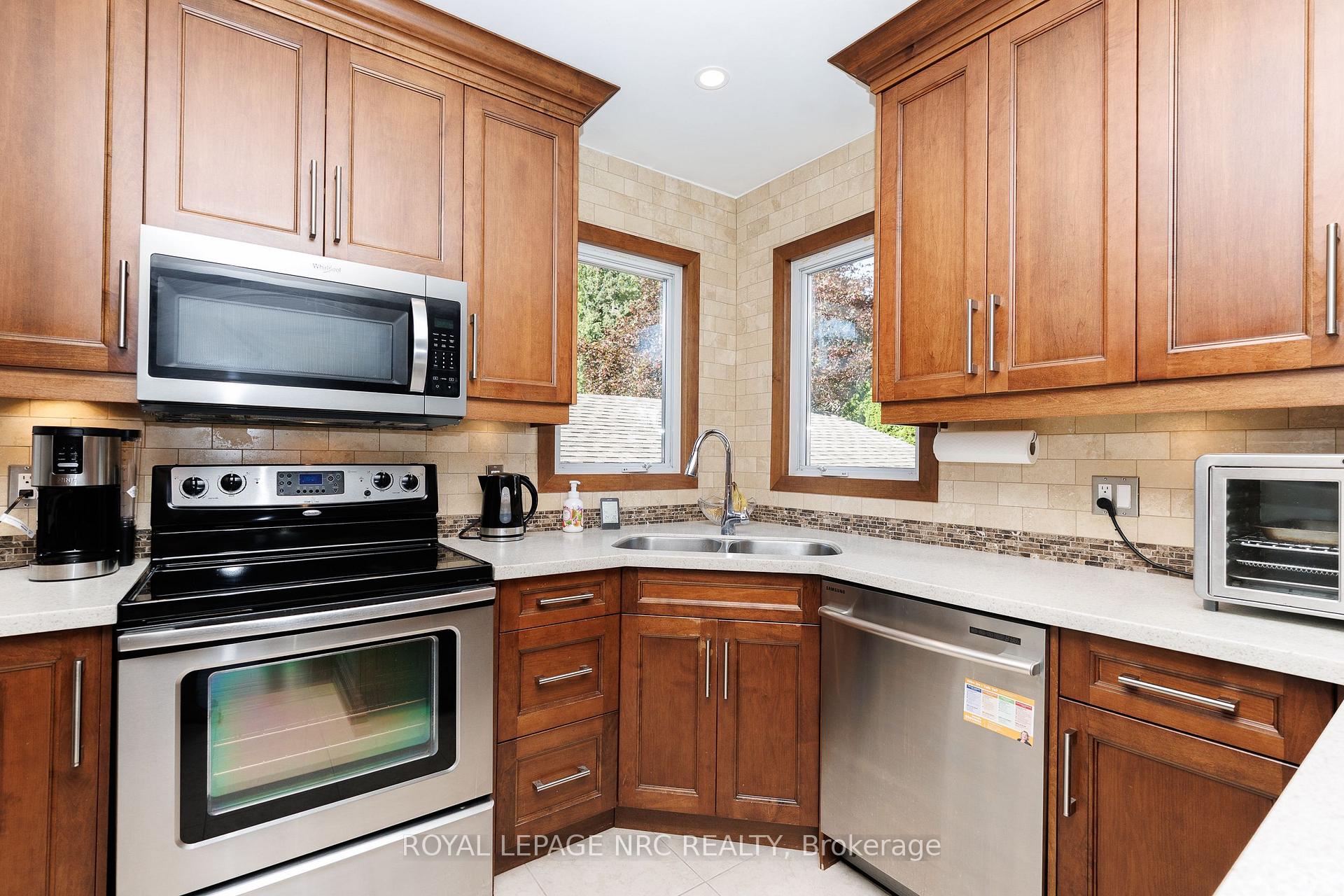 Photo 8 of 7 Philpark Road, St. Catharines, Port Dalhousie — HOMEH