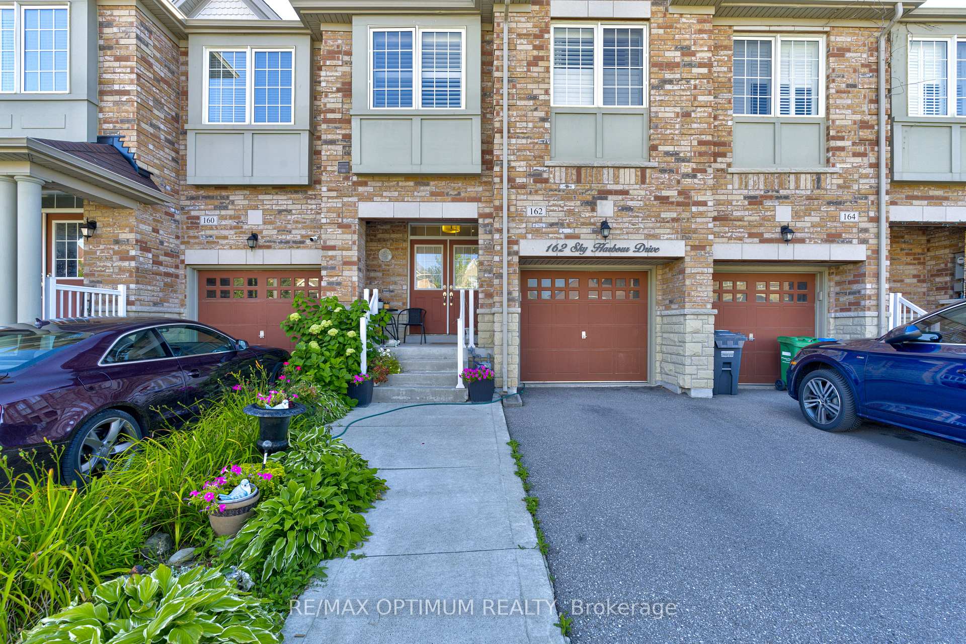 Photo 4 of 162 Sky Harbour Drive, Brampton, Bram West — HOMEH