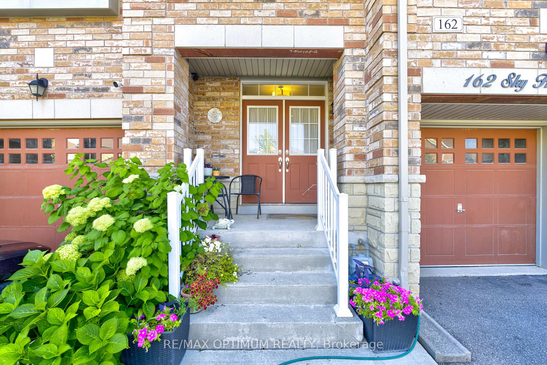 Photo 5 of 162 Sky Harbour Drive, Brampton, Bram West — HOMEH