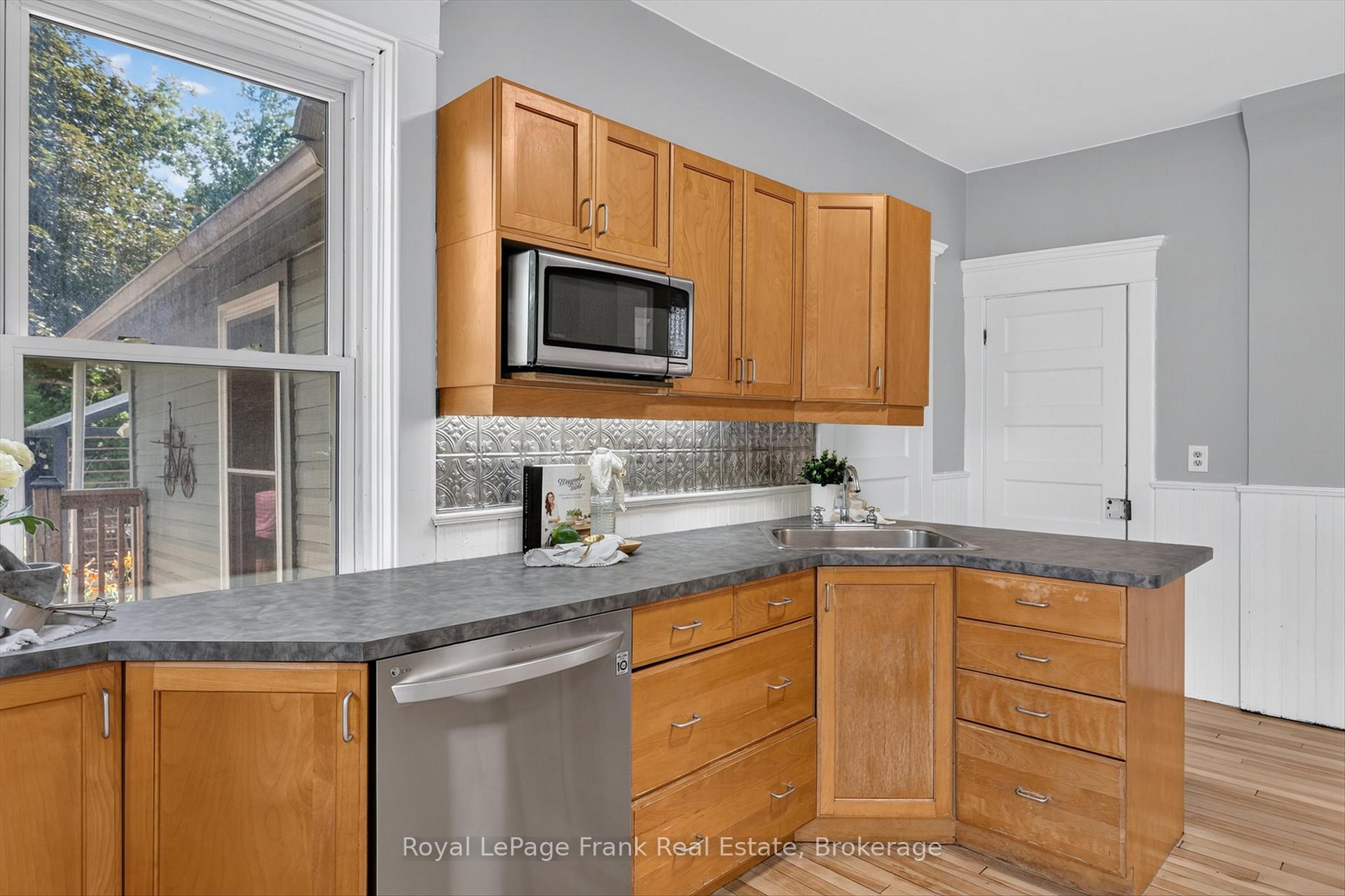 Photo 17 of 121 Romaine Street, Peterborough, Town Ward 3 — HOMEH