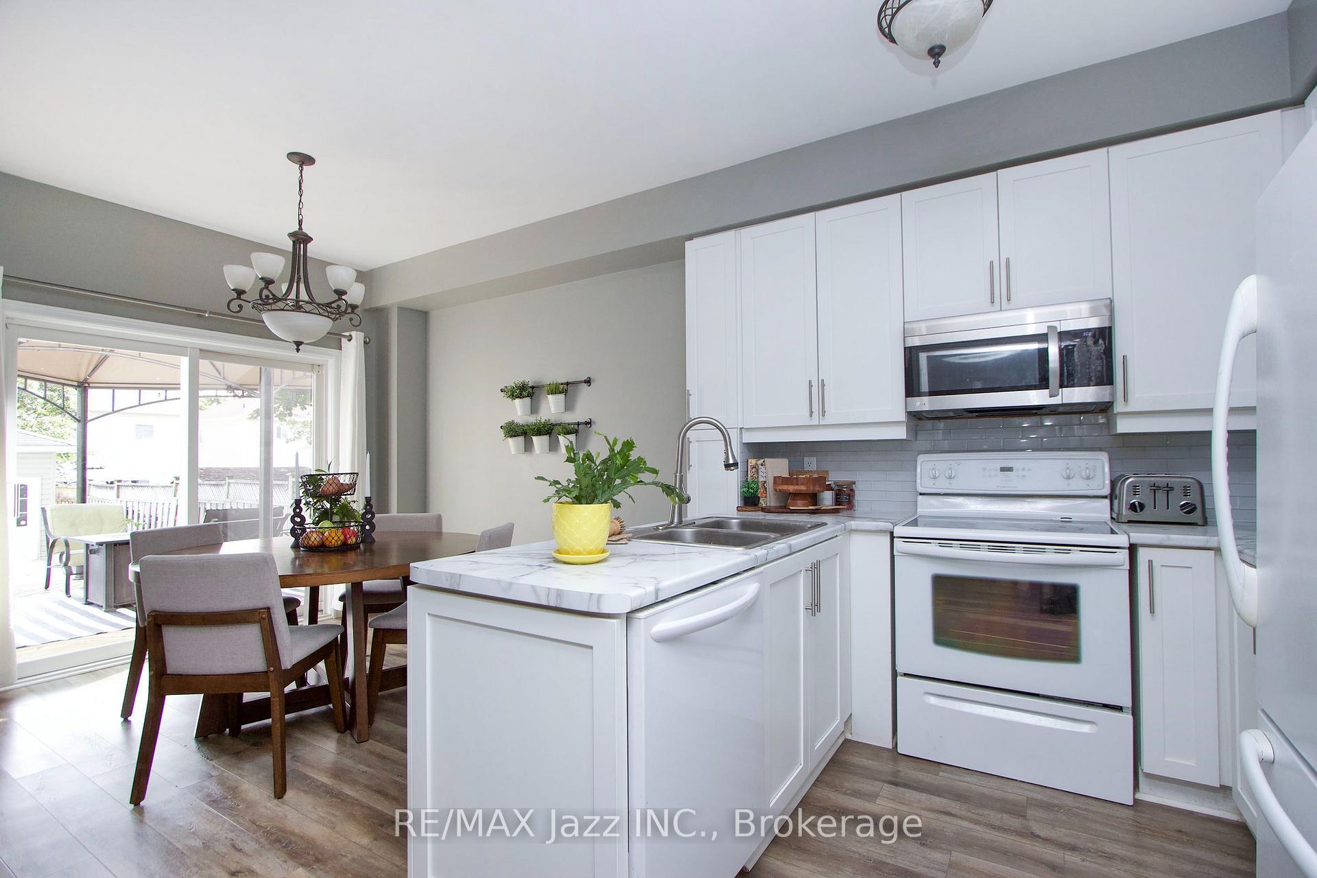 Photo 12 of 54 Melody Drive, Whitby, Brooklin — HOMEH