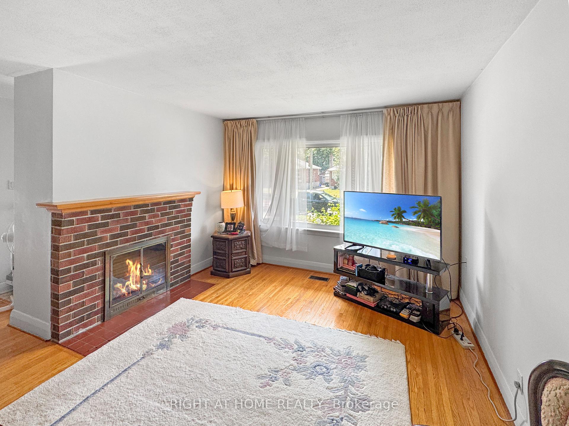 Photo 4 of 326 Avondale Road, London, East H — HOMEH