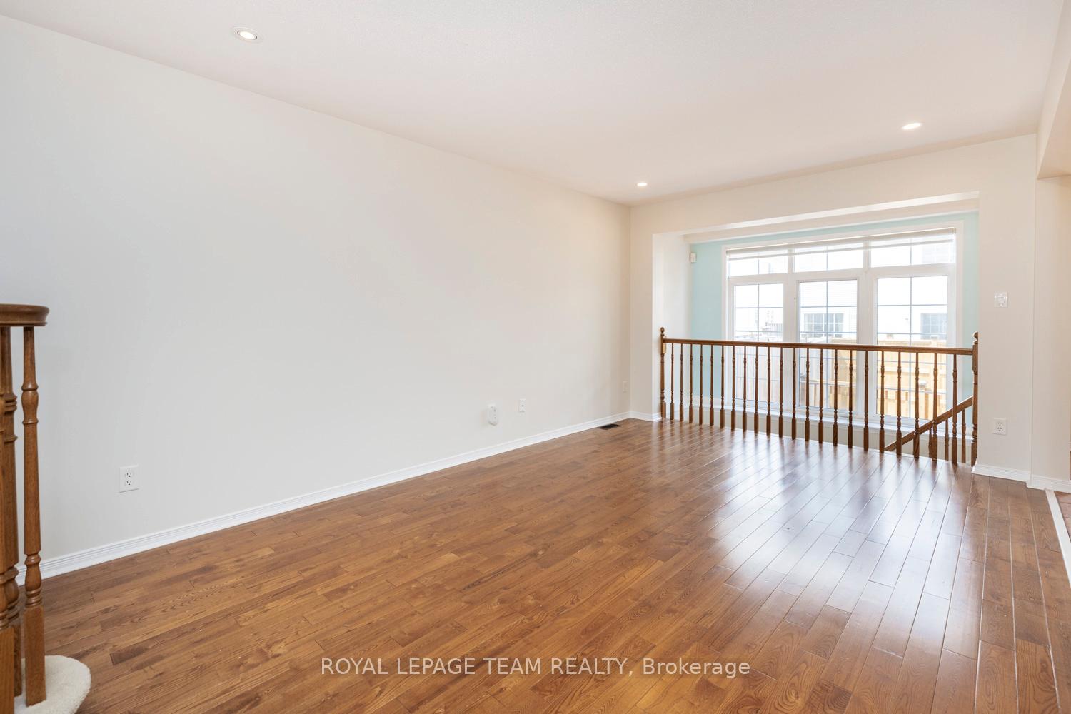 Photo 10 of 25 Kirkstone Private, Ottawa, Barrhaven - Stonebridge — HOMEH