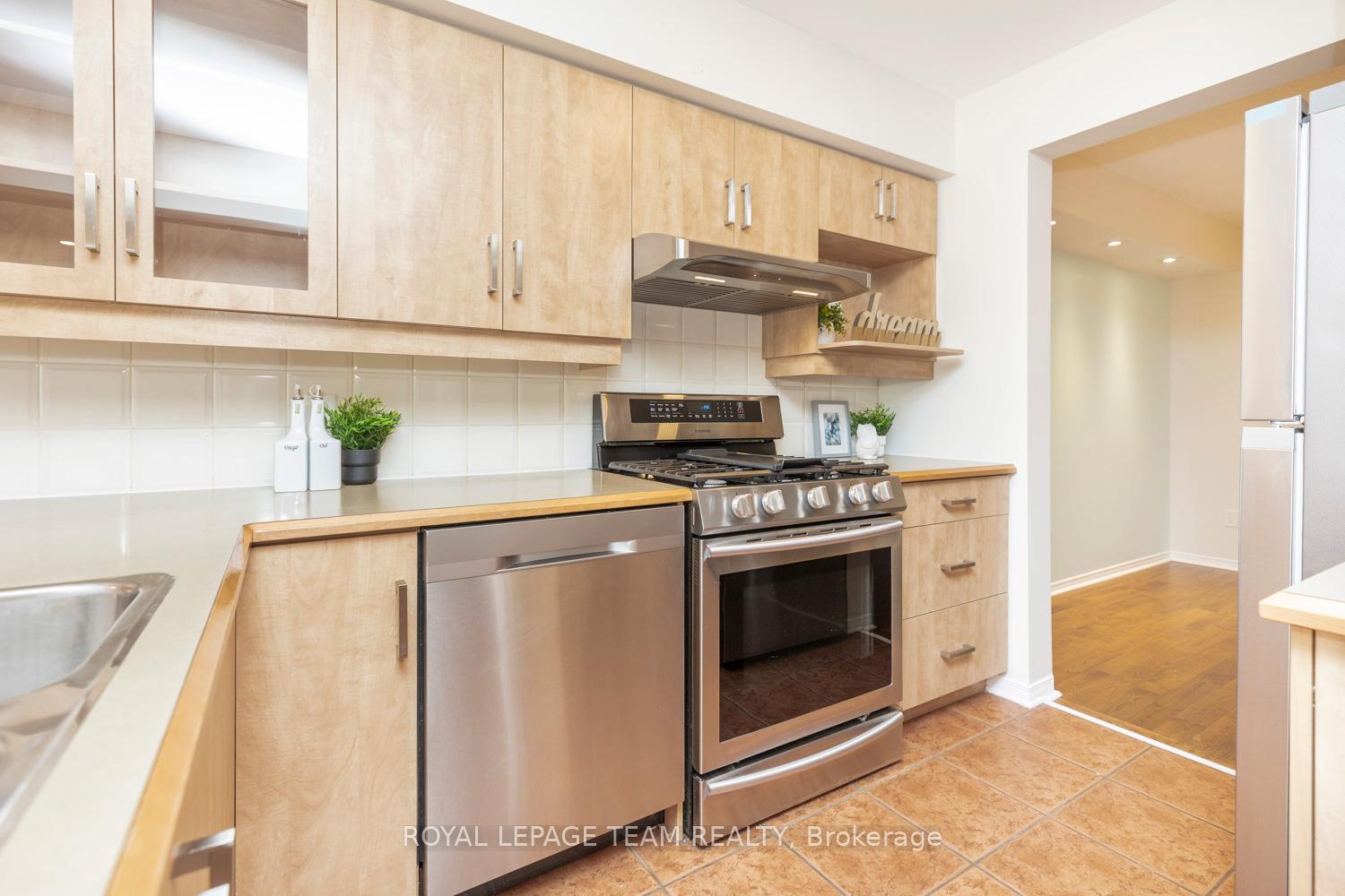 Photo 17 of 25 Kirkstone Private, Ottawa, Barrhaven - Stonebridge — HOMEH