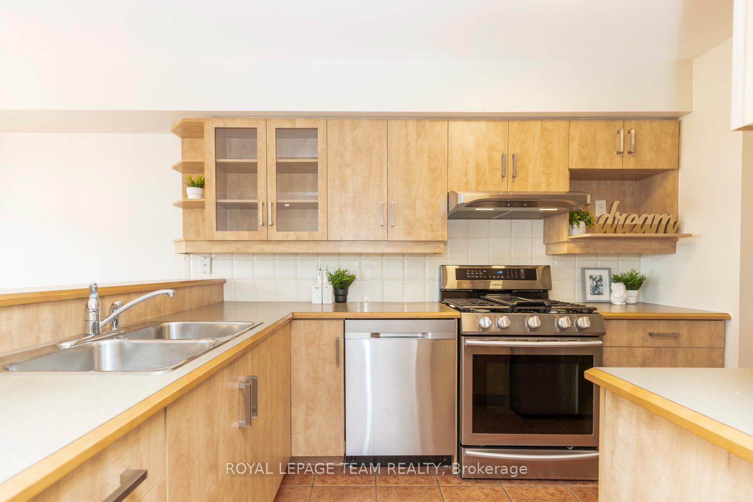 Photo 18 of 25 Kirkstone Private, Ottawa, Barrhaven - Stonebridge — HOMEH