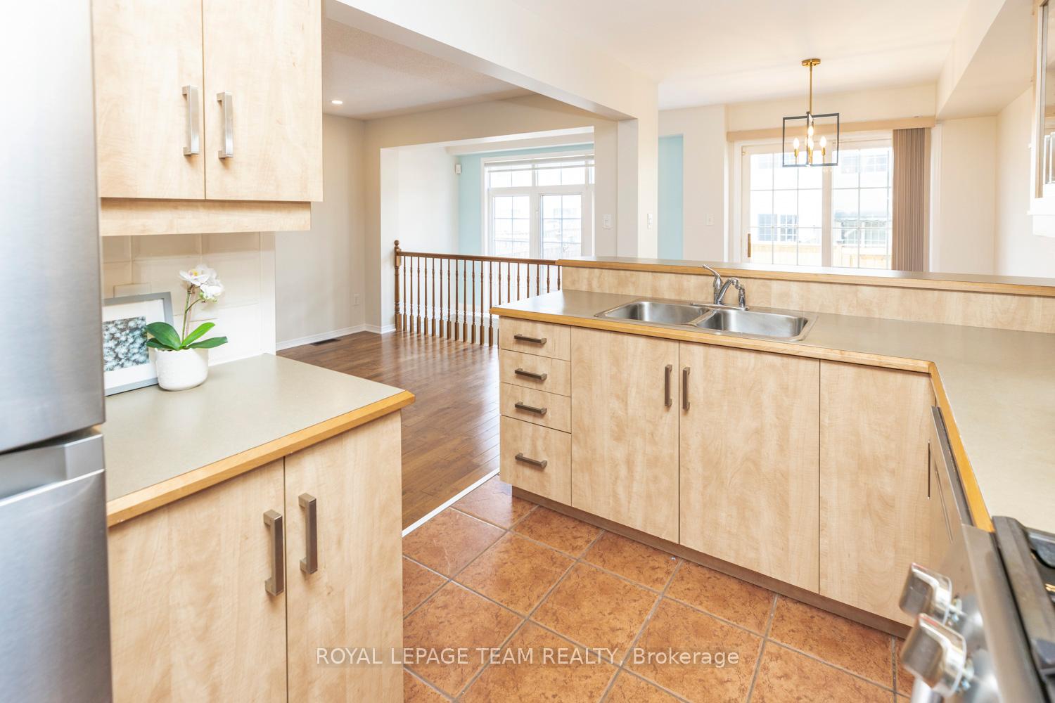Photo 20 of 25 Kirkstone Private, Ottawa, Barrhaven - Stonebridge — HOMEH