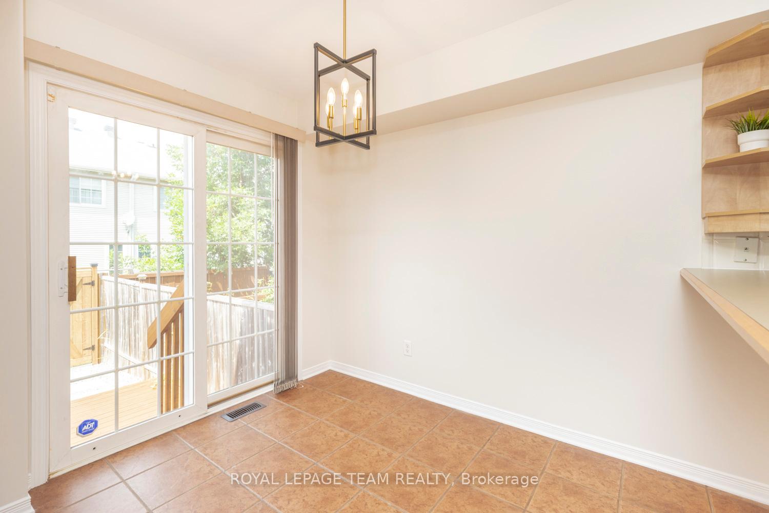 Photo 23 of 25 Kirkstone Private, Ottawa, Barrhaven - Stonebridge — HOMEH