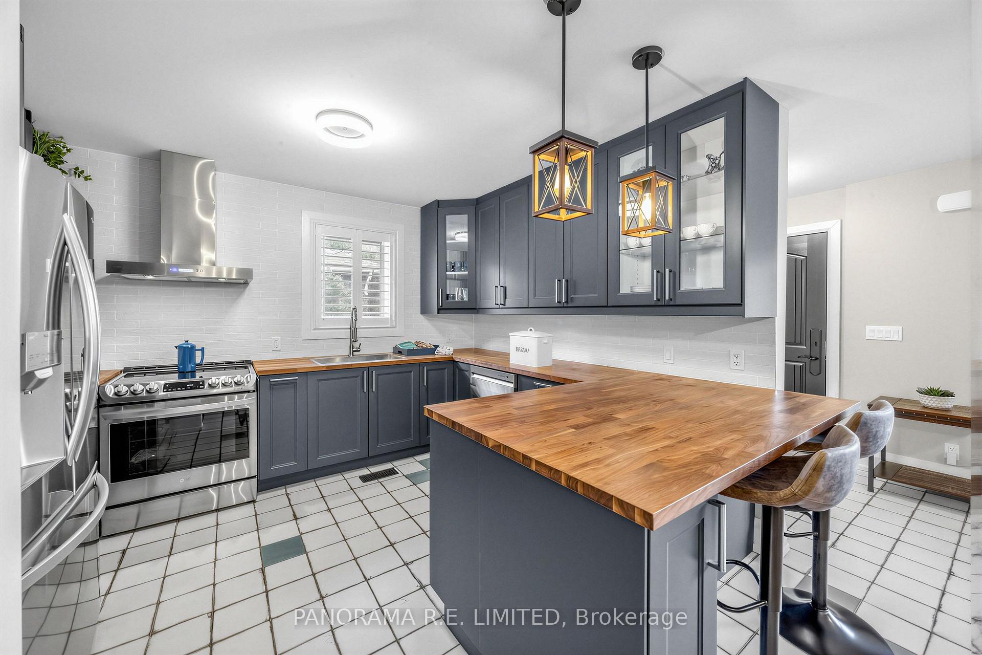 Photo 8 of 14 Agar Crescent, Etobicoke, Islington-City Centre West — HOMEH